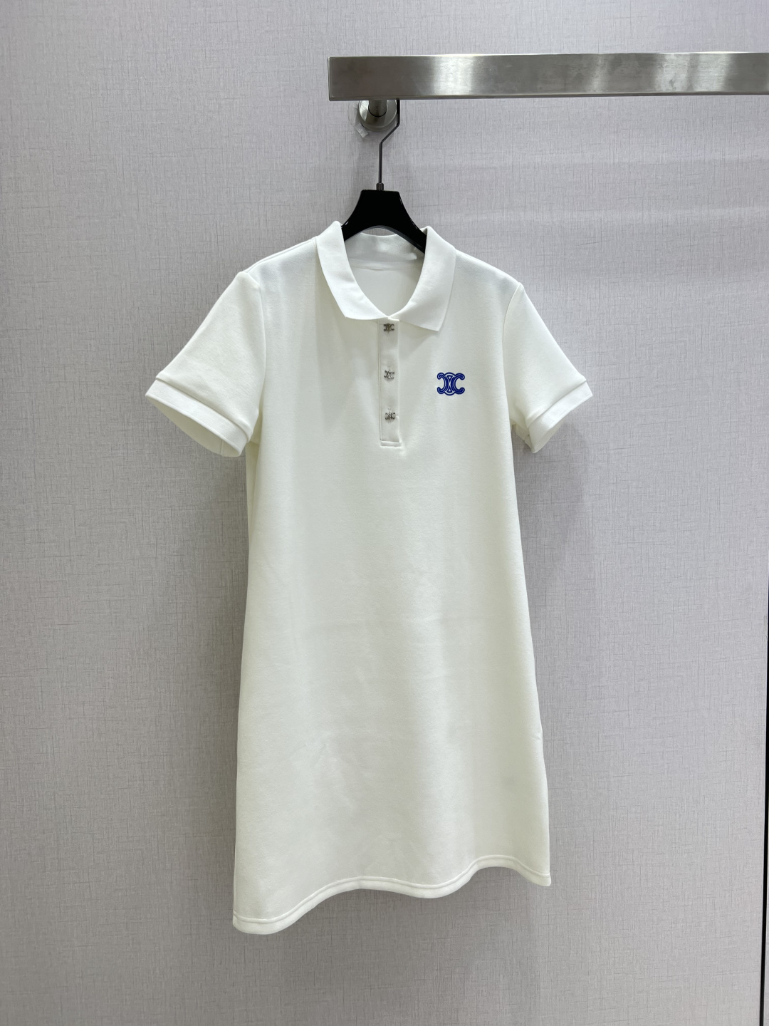 NO:900787,Highly recommended 26 spring and summer new style. Embroidered lapel short-sleeved dress. Covers the flesh and makes you look slimmer. Polo collar modifies the neck line. Classic lapel + exquisite embroidery. Simple and elegant regardless of age. Can be worn for daily commuting, dating and leisure. Two colors SML code. High quality, skirts, T-shirt,19860909强烈推荐 26春夏新款 刺绣翻领短袖连衣裙 遮肉显瘦 松弛感拉满 POLO领修饰脖颈线条 经典翻领+精致刺绣 简约大气不挑年龄 日常通勤、约会、休闲都能穿 两个色 SML码 高品质,,skirts,T-shirt,,Women's clothing