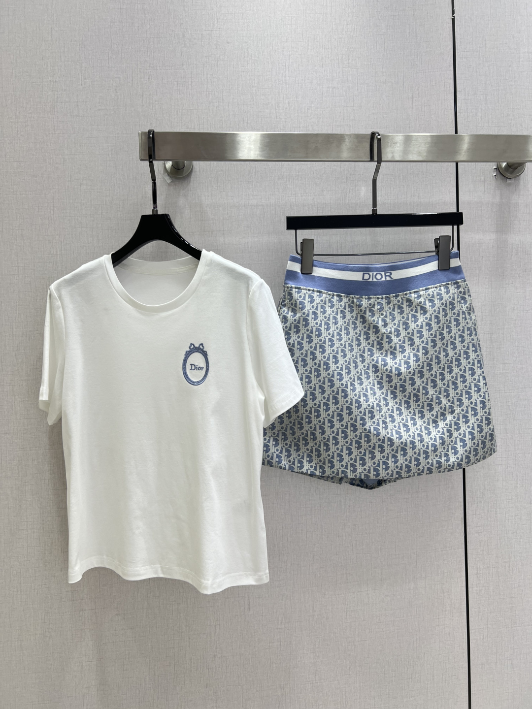 NO:900825,Highly recommended 26 spring and summer new style. Badge embroidered presbyopic skirt suit. Simple embroidered white T + presbyopic printed skirt. Right shoulder short sleeves to modify the head-to-shoulder ratio. A-line skirt to cover the crotch and hide the flesh of the thighs. Built-in safety pants to prevent exposure and super safe. No-brainer matching. Go out and look beautiful. Two colors SML code. High quality, skirts, T-shirt,19860909强烈推荐 26春夏新款 徽章刺绣老花裤裙套装 简约刺绣白T+老花满印裤裙 正肩短袖修饰头肩比 A字裤裙遮胯藏大腿肉肉 内置安全裤 防走光超安心 不费脑搭配 出门直接美出圈 两个色 SML码 高品质,,skirts,T-shirt,,Women's clothing