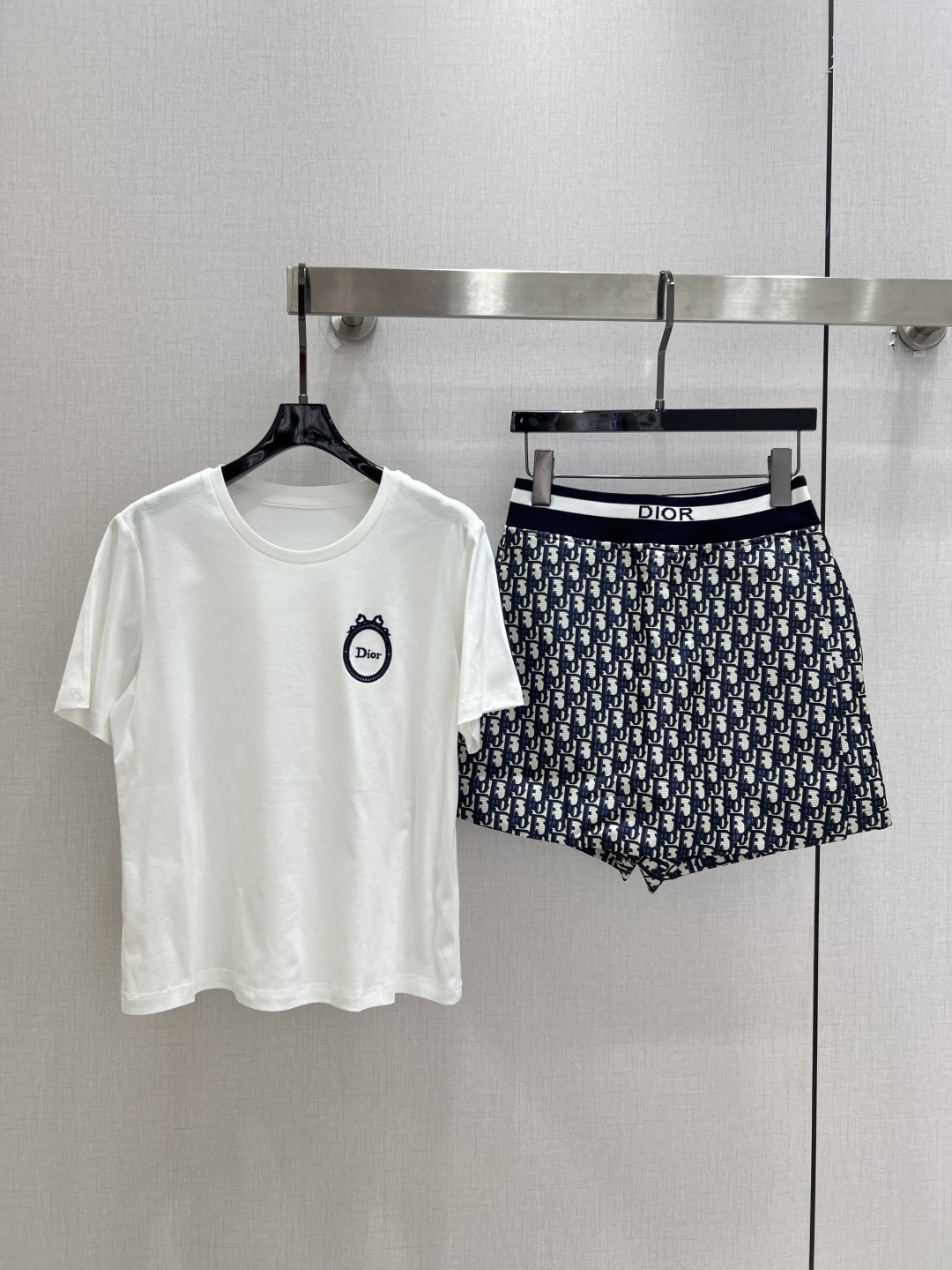 NO:900798,Highly recommended 26 spring and summer new style. Badge embroidered presbyopic skirt suit. Simple embroidered white T + presbyopic printed skirt. Right shoulder short sleeves to modify the head-to-shoulder ratio. A-line skirt to cover the crotch and hide the flesh of the thighs. Built-in safety pants to prevent exposure and super safe. No-brainer matching. Go out and look beautiful. Two colors SML code. High quality, skirts, T-shirt,19860909强烈推荐 26春夏新款 徽章刺绣老花裤裙套装 简约刺绣白T+老花满印裤裙 正肩短袖修饰头肩比 A字裤裙遮胯藏大腿肉肉 内置安全裤 防走光超安心 不费脑搭配 出门直接美出圈 两个色 SML码 高品质,,skirts,T-shirt,,Women's clothing