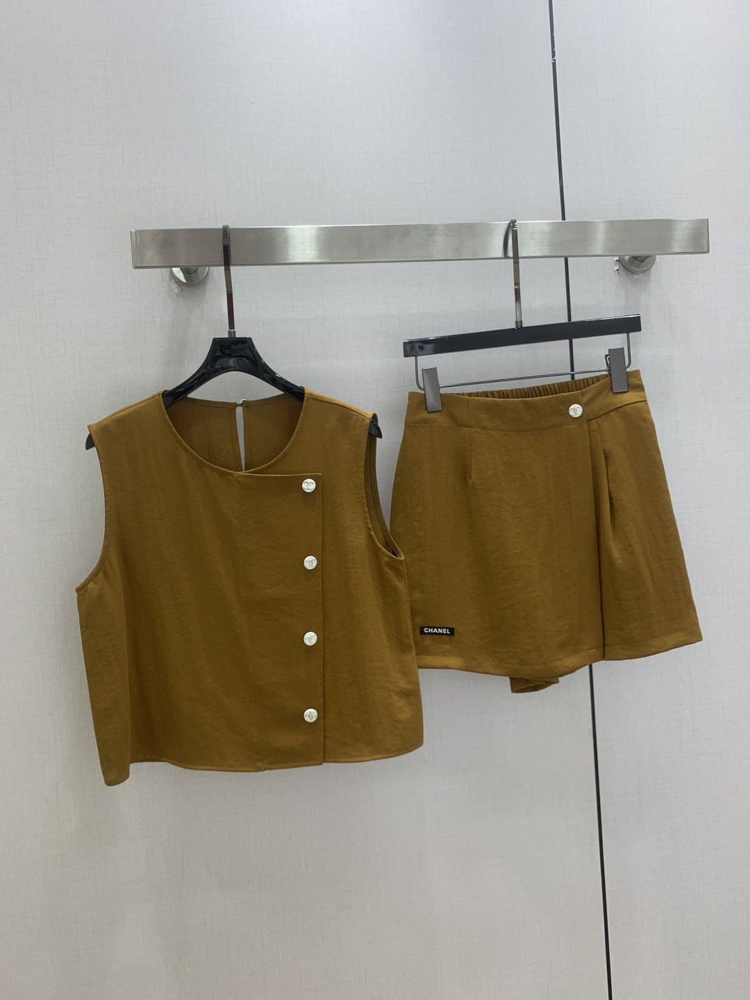 NO:900958,Highly recommended 26 spring and summer new style sleeveless top pants and skirt suit, simple and elegant, very high-end imported texture, look at the details carefully, the color is super correct, the upper body is very cool, clean and classy, ​​enhances the temperament~~ It is completely in accordance with the level of high-end ready-to-wear. It is impossible not to love it. The temperament MM must buy it. Two colors SML code, high quality,,skirts,19860909强烈推荐 26春夏新款 无袖上衣裤裙套装 简洁大气 非常高级的进口质地 仔细看细节 颜色超正上身非常飒爽 干净有品 提气质~~完全按照高定成衣水准 无法不爱 气质MM必入 两个色 SML码 高品质,,skirts,,Women's clothing