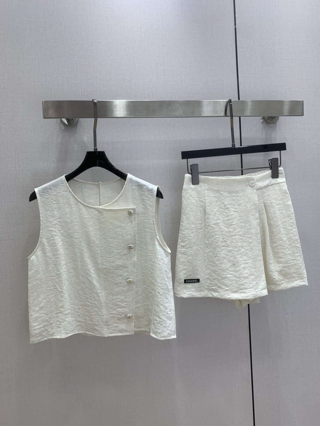 NO:901015,Highly recommended 26 spring and summer new style sleeveless top pants and skirt suit, simple and elegant, very high-end imported texture, look at the details carefully, the color is super correct, the upper body is very cool, clean and classy, ​​enhances the temperament~~ It is completely in accordance with the level of high-end ready-to-wear. It is impossible not to love it. The temperament MM must buy it. Two colors SML code, high quality,,skirts,19860909强烈推荐 26春夏新款 无袖上衣裤裙套装 简洁大气 非常高级的进口质地 仔细看细节 颜色超正上身非常飒爽 干净有品 提气质~~完全按照高定成衣水准 无法不爱 气质MM必入 两个色 SML码 高品质,,skirts,,Women's clothing