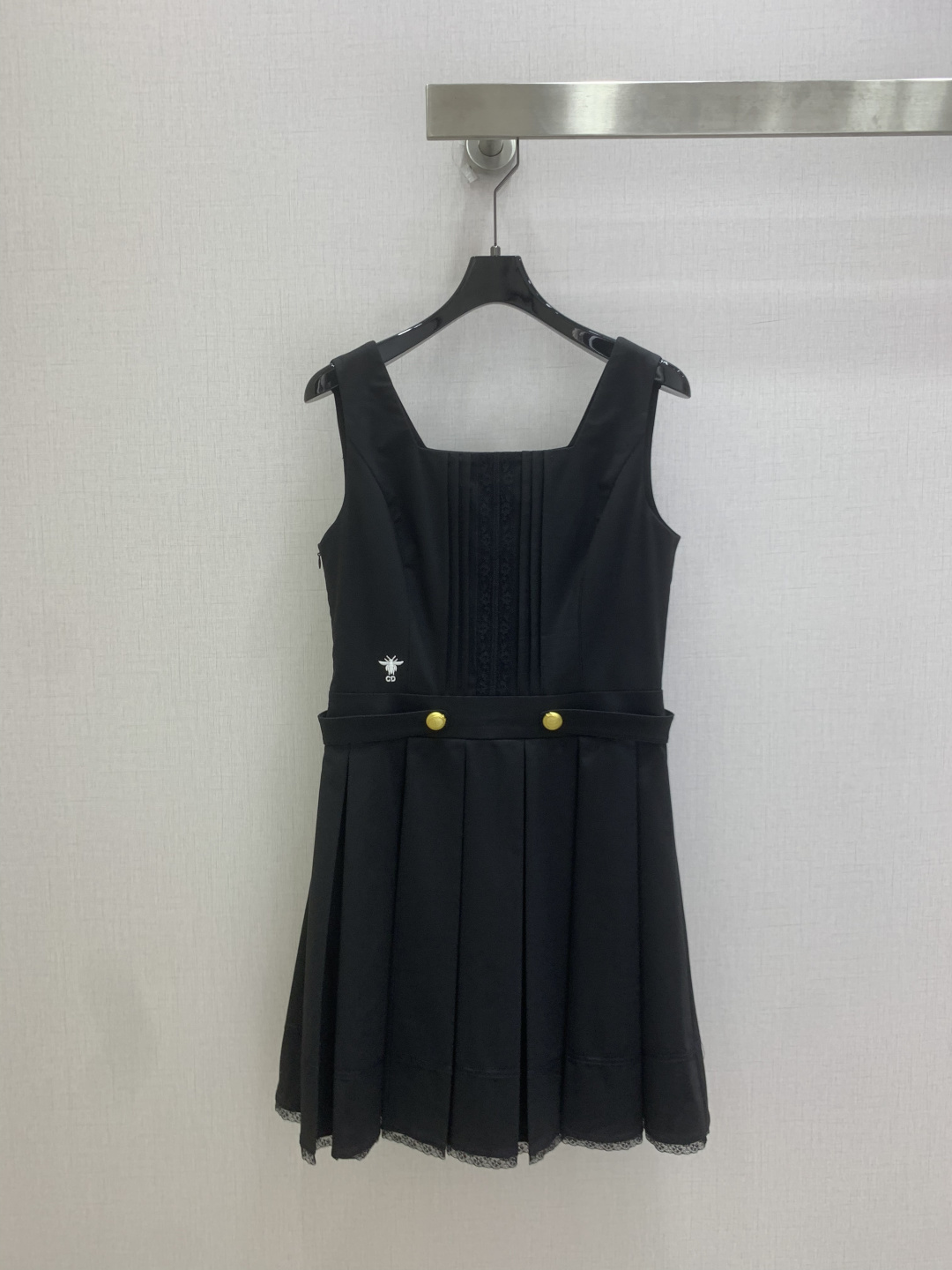 NO:900907,Highly recommended 26 spring and summer new style, lace pleated sleeveless dress, elegant square neck sleeveless little black dress, pleated chest + lace dark pattern is too expensive, gold buckle waist to create a perfect waistline, lace lace at the skirt, gentle and a little bit of elegance, one color, SML code, high quality,,skirts,19860909强烈推荐 26春夏新款 拼蕾丝压褶无袖连衣裙 气质方领无袖小黑裙 胸前压褶+蕾丝暗纹太显贵 金扣收腰掐出绝佳腰线 裙摆蕾丝花边收尾 温柔又带点小千金的优雅 一个色 SML码 高品质,,skirts,,Women's clothing