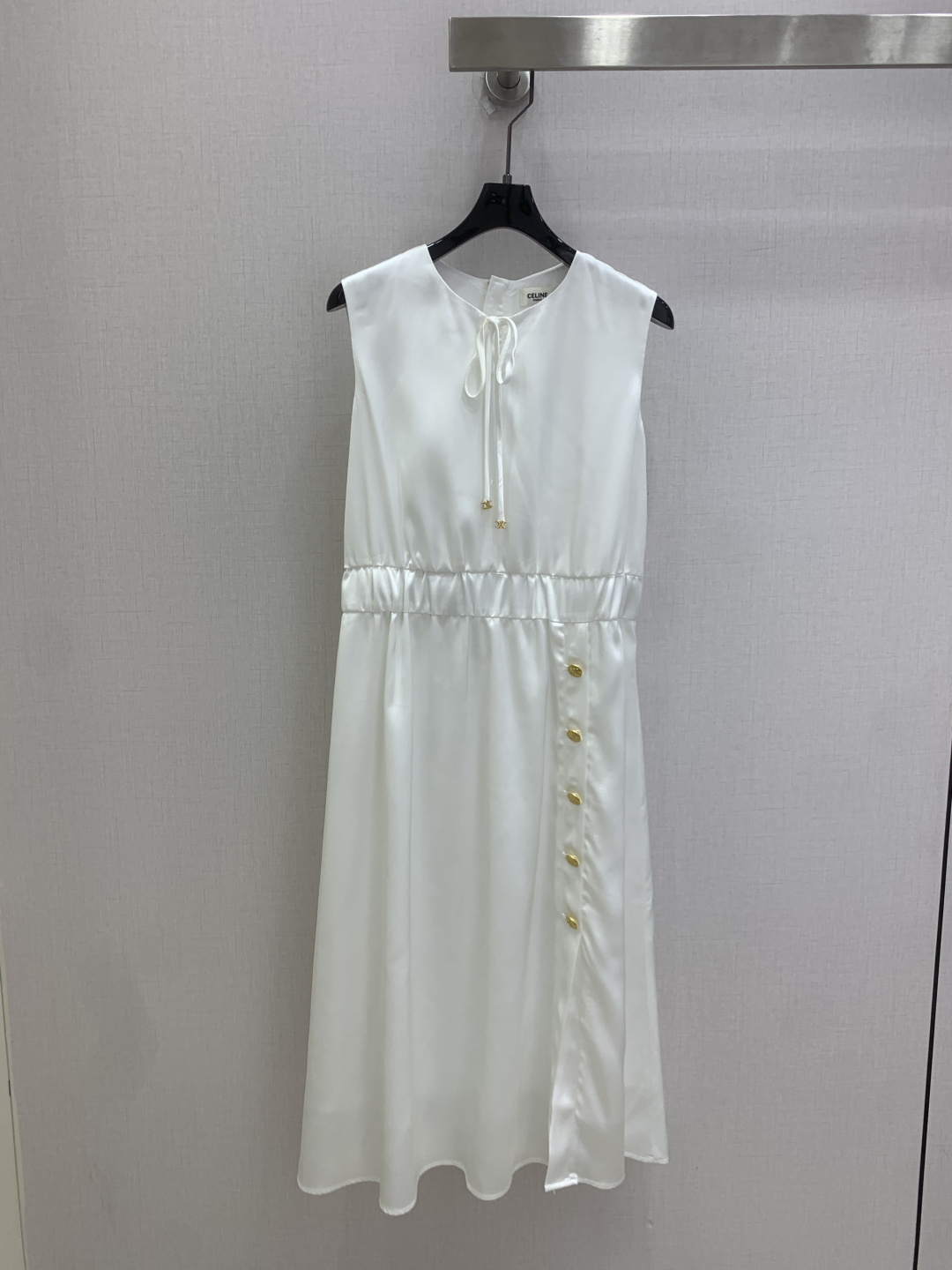NO:900868,Highly recommended 26 spring and summer new style Sleeveless dress with lace-up hardware and slits Gentle lace-up round neck + waist-cinching design Accurately pinch out the golden thirty-seven ratio Metal gold buckles on the side + slightly slit hem Satin drape fabric Smooth and shiny One color SML code High quality, skirts, gold,19860909强烈推荐 26春夏新款 系带五金开衩无袖连衣裙 温柔系带圆领+收腰打揽设计 精准掐出黄金三七比例 侧边金属金扣+微开叉下摆 缎面垂感面料 顺滑有光泽 一个色 SML码 高品质,,skirts,gold,,Women's clothing