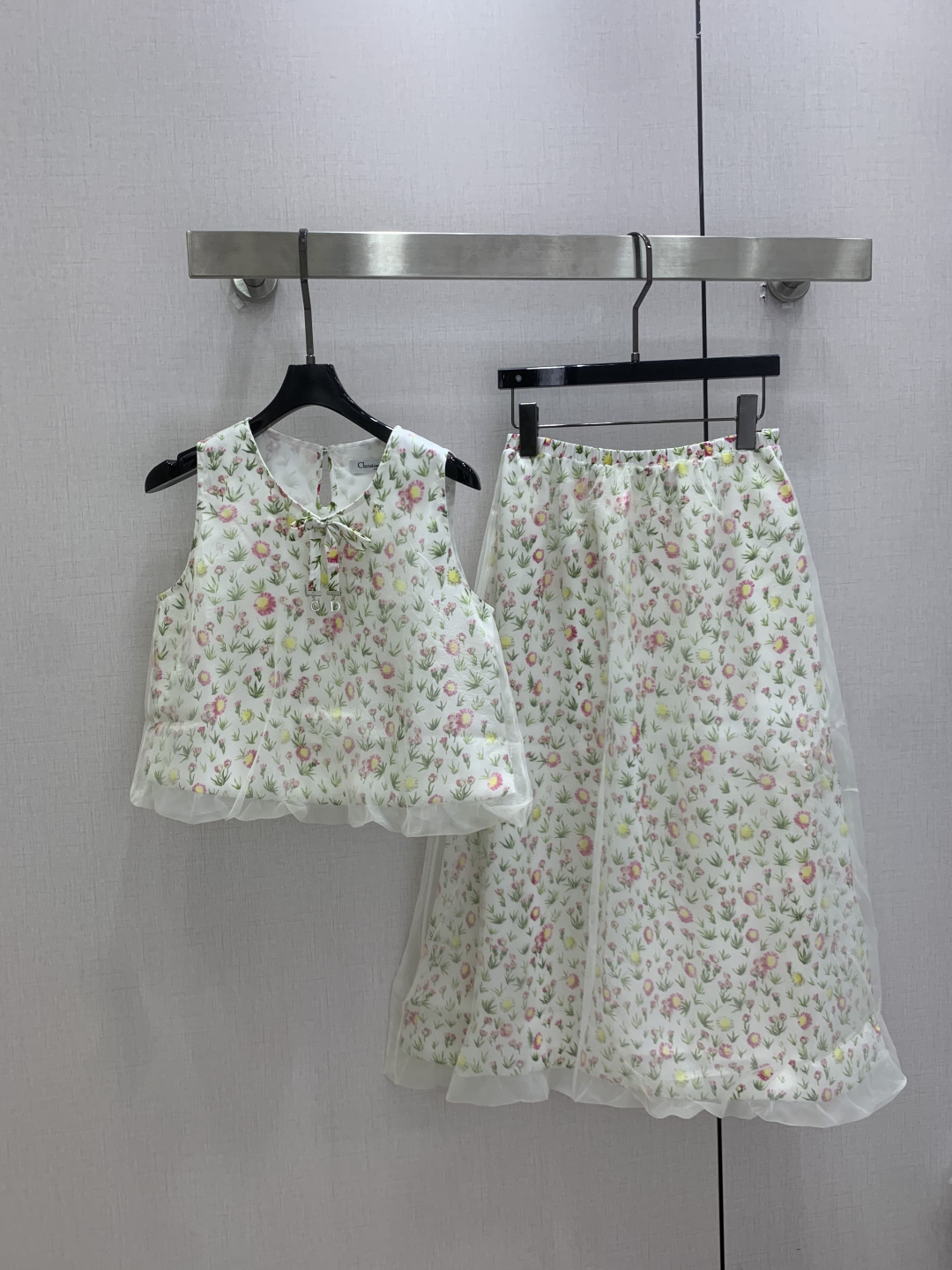 NO:900875,Highly recommended 26 spring and summer new style, floral long skirt suit, sleeveless lace-up shirt + high-waisted skirt, double-layered mesh layering, light and fairy-like, fresh and small florals all over the screen, full of atmosphere, gentle and age-reducing upper body, elegant and smart, one color SML code, high quality,,skirts,19860909强烈推荐 26春夏新款 碎花长半裙套装 无袖系带小衫+高腰大摆半裙 双层网纱叠穿 轻盈又仙气 满屏清新小碎花 氛围感拉满 上身温柔减龄 飘逸灵动 一个色 SML码 高品质,,skirts,,Women's clothing