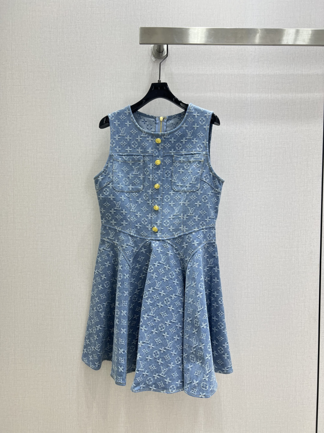 NO:899468,Highly recommended 26 spring and summer new jacquard denim sleeveless dress. Super fashionable. The upper body is cool and sassy with a unique color tone. The texture is delicate, the cotton feels natural, the muscles are strong, and super beautiful!  The details and workmanship are super good, new products are in stock, unboxing and grabbing, one color SML code, high quality,,skirts,19860909强烈推荐 26春夏新款 提花牛仔无袖连衣裙 超时髦 个性色调上身又酷又飒爽 纹理细腻,棉感自然,有筋骨感,超级漂亮！细节做工超级好,新品现货开箱开抢 一个色 SML码 高品质,,skirts,,Women's clothing