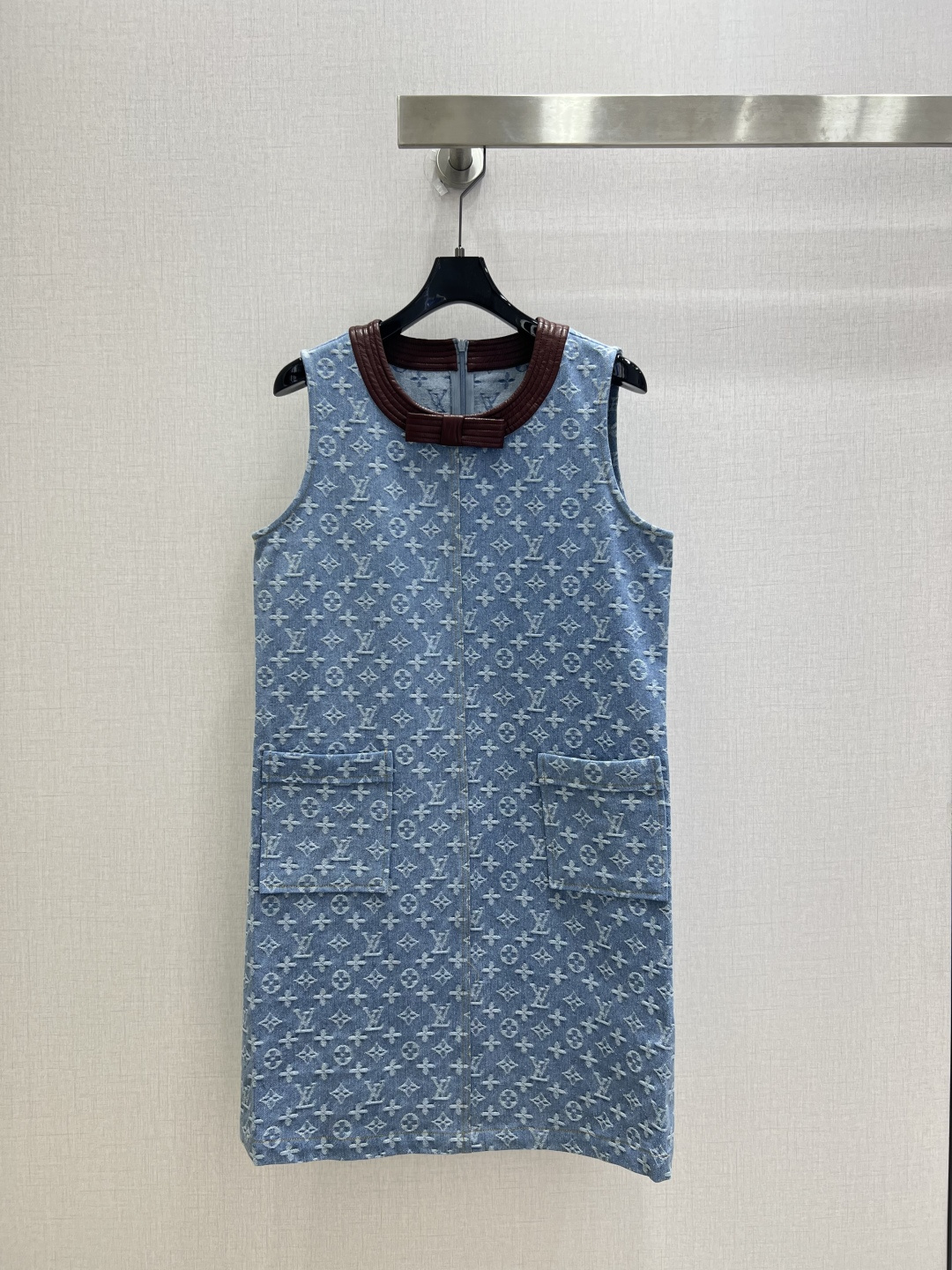 NO:899461,Highly recommended 26 spring and summer new leather patchwork denim dress. Super fashionable. The upper body is cool and sassy with a unique color tone. The texture is delicate, the cotton feels natural, the muscles are strong, and super beautiful!  The details and workmanship are super good, new products are in stock, open the box and grab them, one color SML code, high quality p,,skirts,19860909强烈推荐 26春夏新款 拼皮老花牛仔连衣裙 超时髦 个性色调上身又酷又飒爽 纹理细腻,棉感自然,有筋骨感,超级漂亮！细节做工超级好,新品现货开箱开抢 一个色 SML码 高品质p,,skirts,,Women's clothing