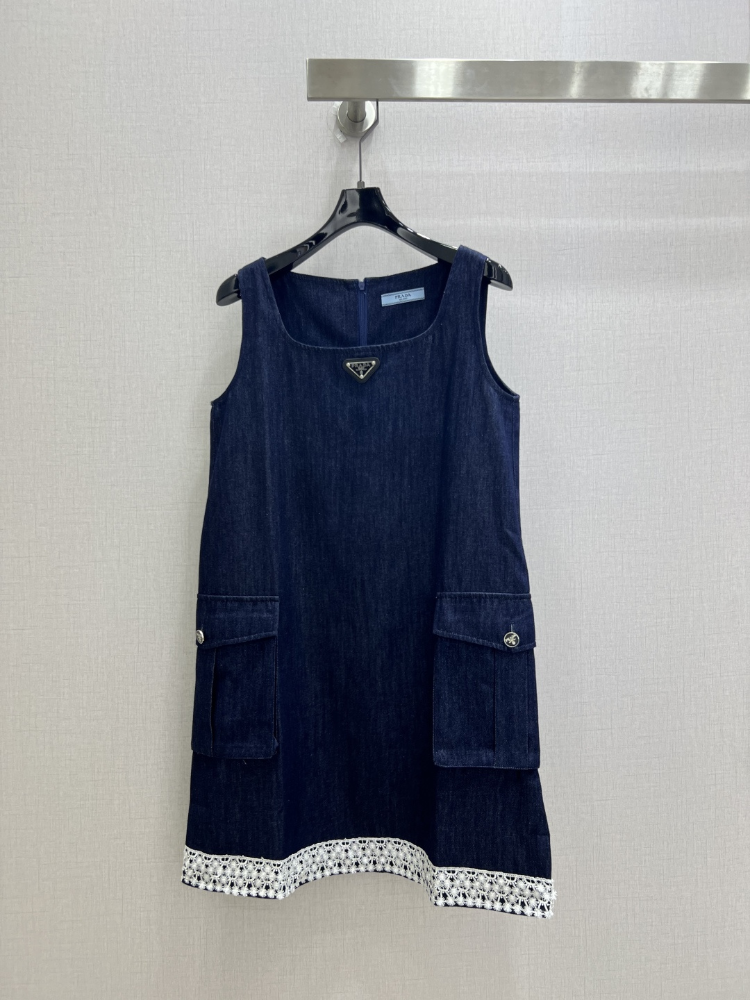 NO:900882,Highly recommended 26 spring and summer new denim dress with lace logo. Super fashionable. The upper body is cool and sassy with a unique color tone. The texture is delicate, the cotton feels natural, the muscles are strong, and super beautiful!  The details and workmanship are super good, new products are in stock, unboxing and grabbing, one color SML code, high quality,,skirts,19860909强烈推荐 26春夏新款 拼蕾丝徽标牛仔连衣裙 超时髦 个性色调上身又酷又飒爽 纹理细腻,棉感自然,有筋骨感,超级漂亮！细节做工超级好,新品现货开箱开抢 一个色 SML码 高品质,,skirts,,Women's clothing