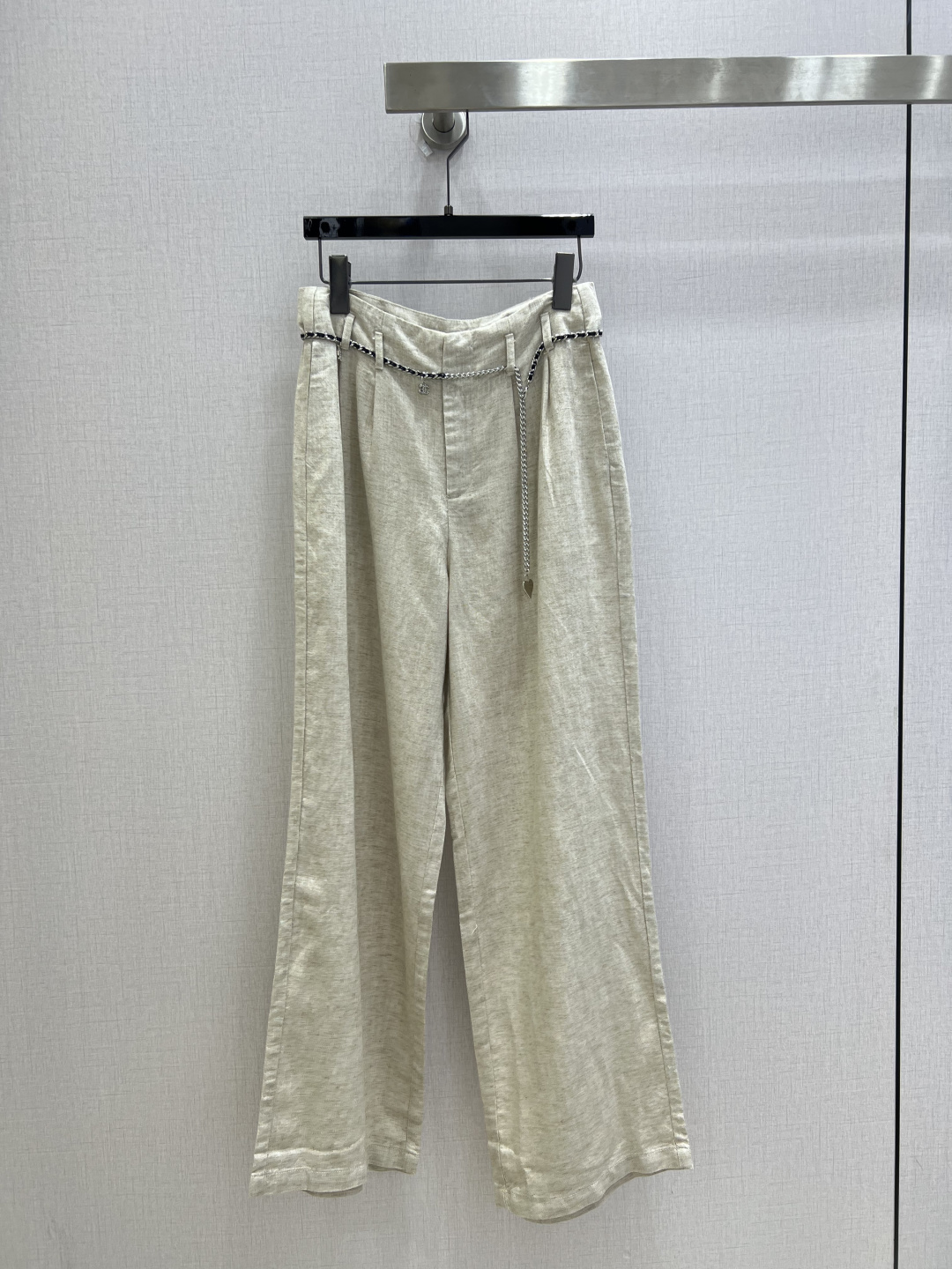 NO:905217,Highly recommended 26 spring and summer new style chain pleated linen wide-leg trousers. Natural linen material. Full drape. Lightweight and breathable. The upper body has a cooling feeling. High waist + micro pleat design. It hides the muscles and makes the legs slimmer. It becomes straight and long legs in seconds. Paired with exquisite chain belt. It gives a light luxury and lazy feeling. Two colors. SML code. High quality.19860909强烈推荐 26春夏新款 链条压褶亚麻阔腿长裤 天然亚麻料子 垂感拉满 轻薄透气 上身自带降温感 高腰+微褶设计 藏肉显瘦 秒变笔直大长腿 搭配精致链条腰带 轻奢慵懒感狠狠拿捏 两个色 SML码 高品质,,,Women's clothing