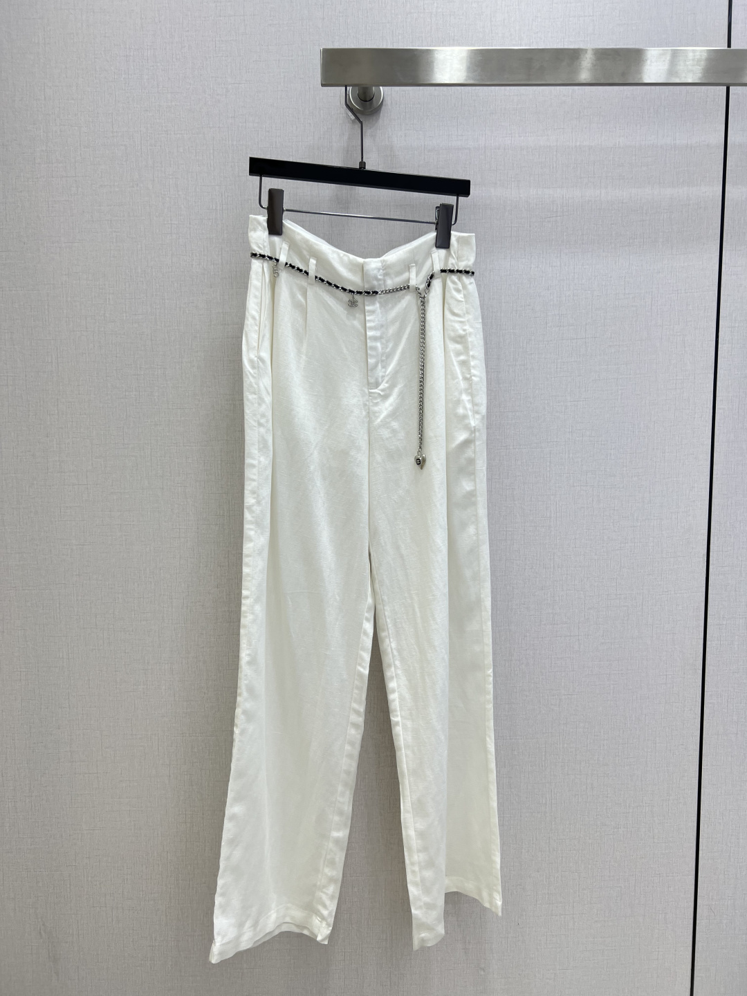 NO:905204,Highly recommended 26 spring and summer new style chain pleated linen wide-leg trousers. Natural linen material. Full drape. Lightweight and breathable. The upper body has a cooling feeling. High waist + micro pleat design. It hides the muscles and makes the legs slimmer. It becomes straight and long legs in seconds. Paired with exquisite chain belt. It gives a light luxury and lazy feeling. Two colors. SML code. High quality.19860909强烈推荐 26春夏新款 链条压褶亚麻阔腿长裤 天然亚麻料子 垂感拉满 轻薄透气 上身自带降温感 高腰+微褶设计 藏肉显瘦 秒变笔直大长腿 搭配精致链条腰带 轻奢慵懒感狠狠拿捏 两个色 SML码 高品质,,,Women's clothing