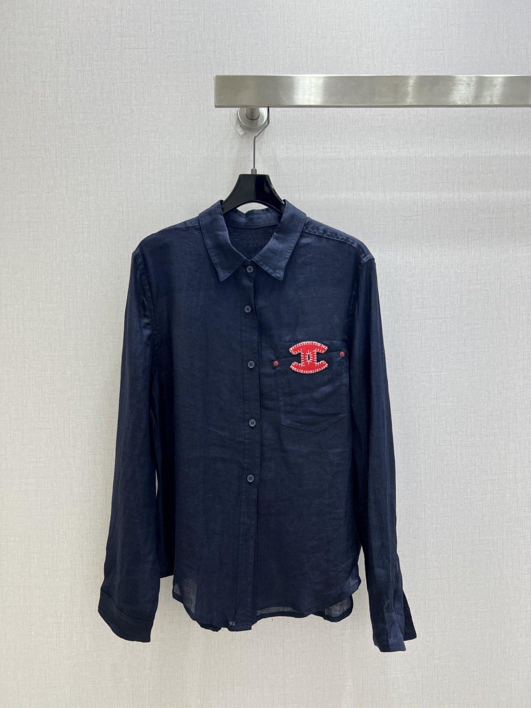 NO:905192,Highly recommended 26 spring and summer new style embroidered pocket linen shirt, breathable linen Tencel, extremely comfortable, loose and slimming, covering the flesh and hiding the flesh, classic lapel + exquisite embroidery, light luxury texture, suitable for daily lazy style, commuting light and sophisticated style, two colors SML code, high quality,, shirts,19860909强烈推荐 26春夏新款 绣品口袋亚麻衬衫 透气亚麻天丝 巨舒服 宽松显瘦 遮肉藏拜拜肉 经典翻领+精致刺绣 轻奢质感 日常慵懒风、通勤轻熟风都适配 两个色 SML码 高品质,,shirts,,Women's clothing