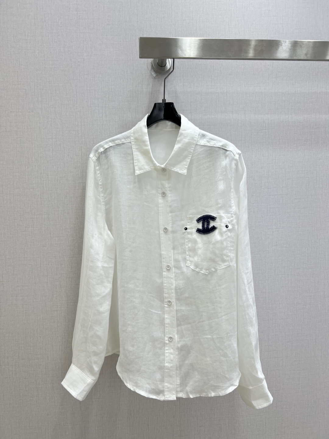 NO:905180,Highly recommended 26 spring and summer new style embroidered pocket linen shirt, breathable linen Tencel, extremely comfortable, loose and slimming, covering the flesh and hiding the flesh, classic lapel + exquisite embroidery, light luxury texture, suitable for daily lazy style, commuting light and sophisticated style, two colors SML code, high quality,, shirts,19860909强烈推荐 26春夏新款 绣品口袋亚麻衬衫 透气亚麻天丝 巨舒服 宽松显瘦 遮肉藏拜拜肉 经典翻领+精致刺绣 轻奢质感 日常慵懒风、通勤轻熟风都适配 两个色 SML码 高品质,,shirts,,Women's clothing