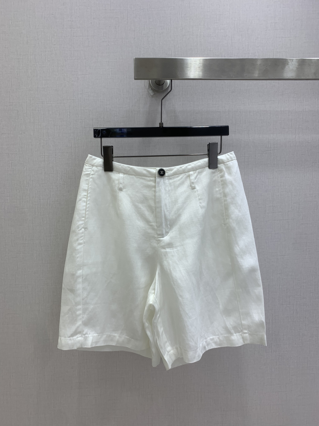NO:905162,Highly recommended 26 spring and summer new linen minimalist mid-pants. Exquisite small fragrant buttons embellished. Natural linen texture, the upper body is cool and cool. High-waist pleated tailoring, the waistline can be raised in seconds. Loose A-line trousers, perfect to hide false hip width and thigh flesh. Not picky leg shape, pear-shaped figure with closed eyes. Two colors SML code, high quality,,19860909强烈推荐 26春夏新款 亚麻极简中裤 精致小香风纽扣点缀 天然亚麻肌理,上身冰冰凉凉 高腰压褶剪裁,秒拉高腰线 宽松A字裤型,完美藏住假胯宽、大腿肉 不挑腿型,梨形身材闭眼冲 两个色 SML码 高品质,,,Women's clothing