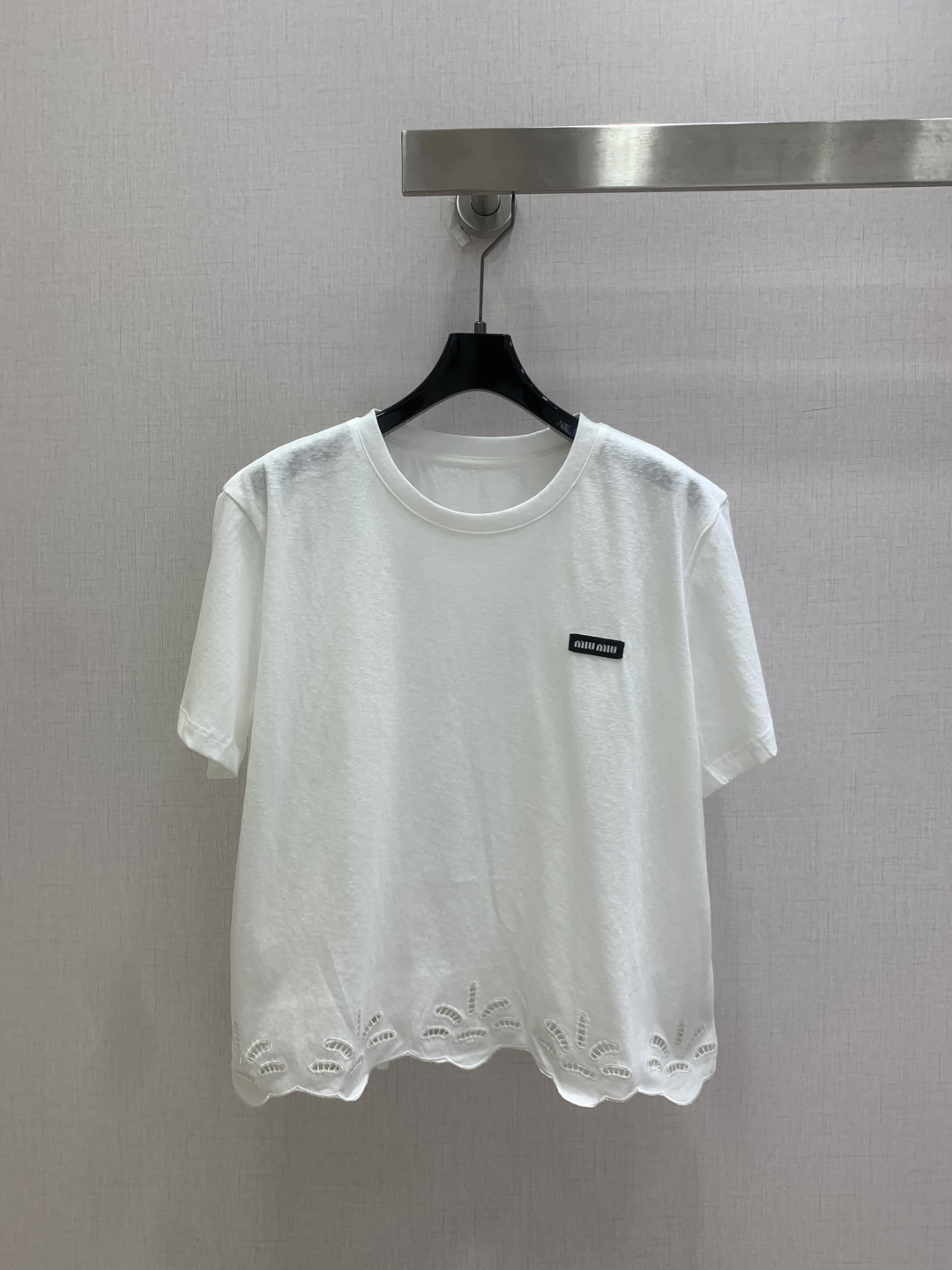 NO:905203,Highly recommended for spring and summer 26. Top with fan-shaped hollow embroidery on the hem. Simple round neck + exquisite small logo embellishment. Low-key and luxurious texture. Heavy hollow embroidery on the hem + wavy lace tailoring. Small and short version, quietly raising the waistline. Gentle and slimming. One color. SML code. High quality.19860909强烈推荐 26春夏新款 下摆扇形镂空刺绣上衣 简约圆领+精致小标点缀 低调轻奢质感拉满 下摆重工镂空刺绣+波浪花边剪裁 小短款版型,悄悄拉高腰线 温柔又显瘦 一个色 SML码 高品质,,,Women's clothing