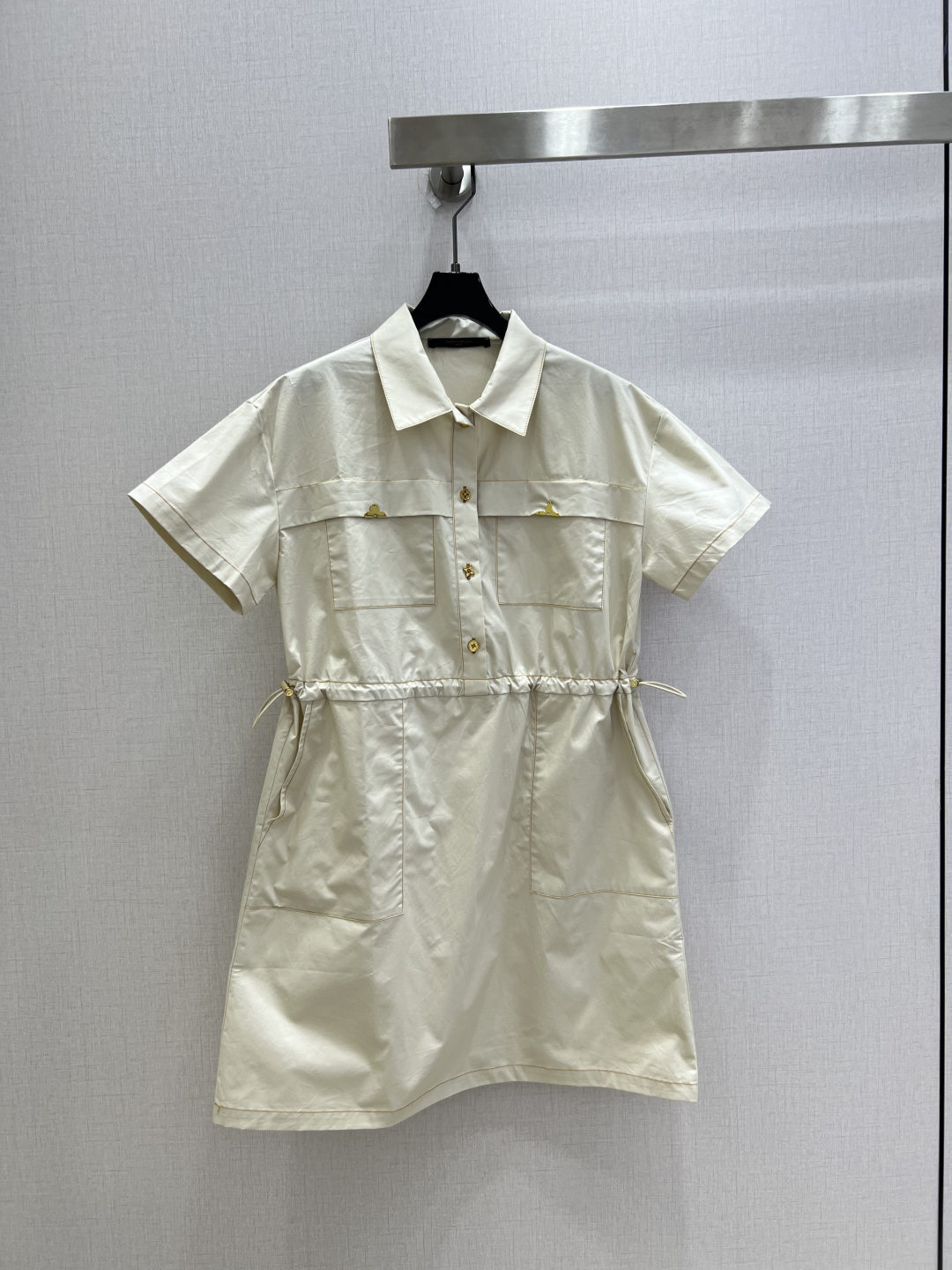 NO:900869,Highly recommended 26 spring and summer new gold coin drawstring short-sleeved dress, fashionable, low-key, luxurious and high-end!  The styles are versatile and not picky, the original customized technical fabrics, the quality of workmanship depends on the details. A must-have for Bai Fumei!  One color SML code high quality,skirts,T-shirt,19860909强烈推荐 26春夏新款 金币抽绳短袖连衣裙 时髦低调气质又奢华高级！版型百搭不挑人,原版定制科技面料 做工品质看细节.白富美必入！一个色 SML码 高品质,,skirts,T-shirt,,Women's clothing