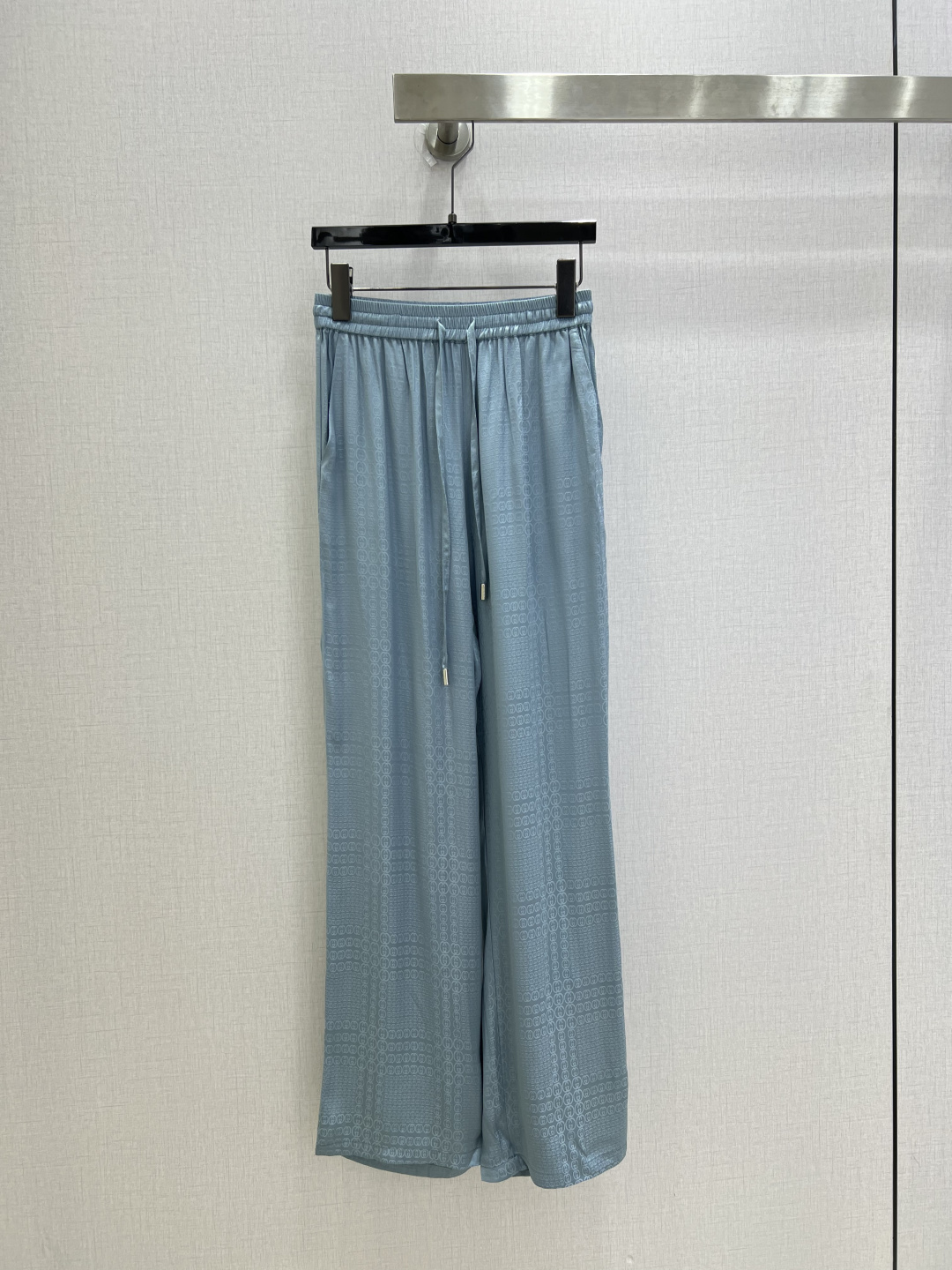 NO:901078,Highly recommended 26 spring and summer new style. Dark pattern double G drawstring trousers. The drawstring elastic waist is free and non-restrictive. The satin jacquard is light and breathable. The wide-leg trousers hide the flesh and show the length of the legs. The drape fabric is not easy to wrinkle. The light color is refreshing and gentle. It looks great with a short top in summer. Two colors. SML code. High quality.19860909强烈推荐 26春夏新款 暗纹双G抽绳长裤 抽绳松紧腰自在无束缚,缎面提花轻薄透气 阔腿裤型藏肉显腿长,垂坠面料不易皱 浅色系清爽温柔,夏天搭配短上衣超耐看 两个色 SML码 高品质,,,Women's clothing