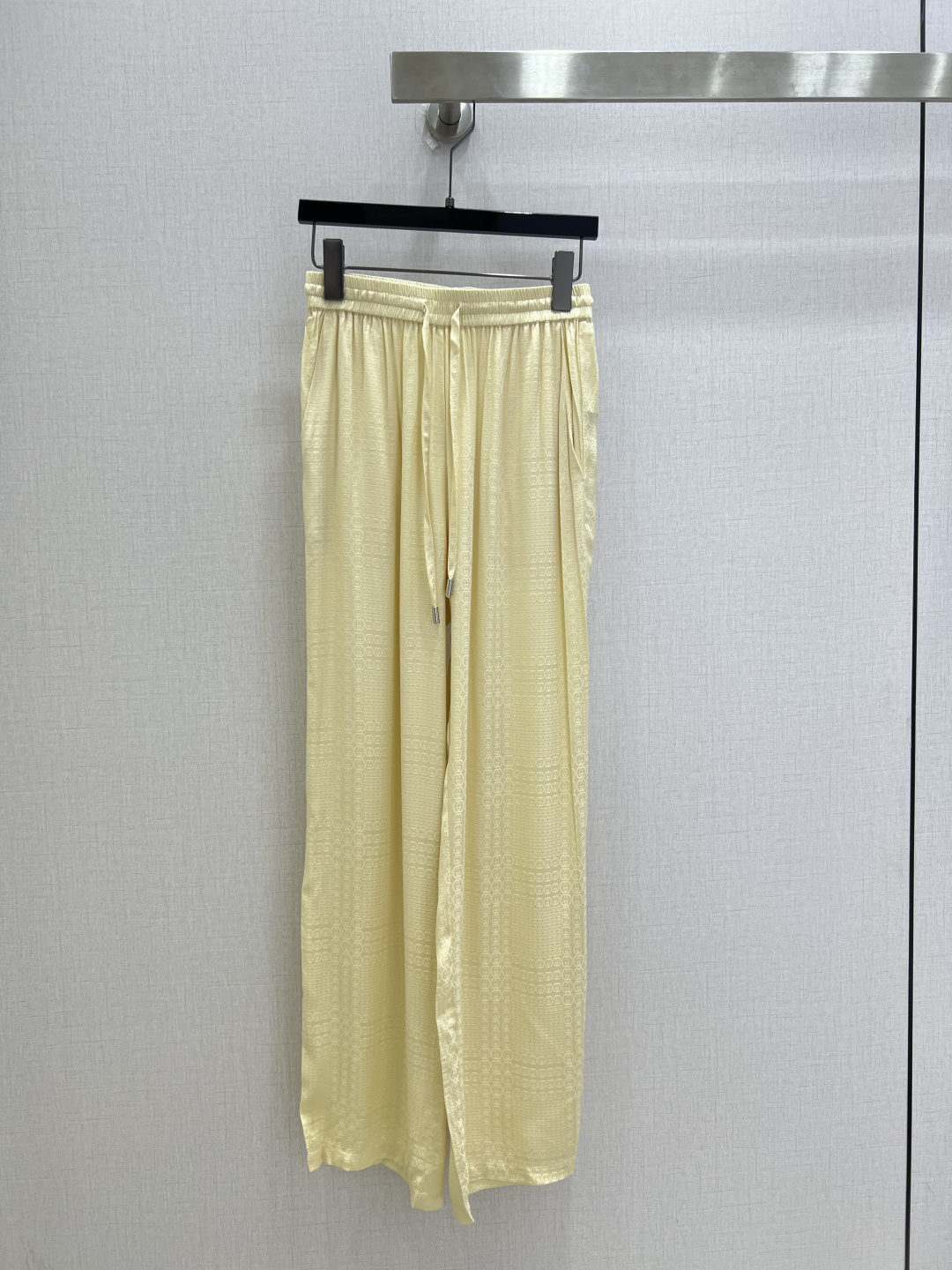 NO:901065,Highly recommended 26 spring and summer new style. Dark pattern double G drawstring trousers. The drawstring elastic waist is free and non-restrictive. The satin jacquard is light and breathable. The wide-leg trousers hide the flesh and show the length of the legs. The drape fabric is not easy to wrinkle. The light color is refreshing and gentle. It looks great with a short top in summer. Two colors. SML code. High quality.19860909强烈推荐 26春夏新款 暗纹双G抽绳长裤 抽绳松紧腰自在无束缚,缎面提花轻薄透气 阔腿裤型藏肉显腿长,垂坠面料不易皱 浅色系清爽温柔,夏天搭配短上衣超耐看 两个色 SML码 高品质,,,Women's clothing
