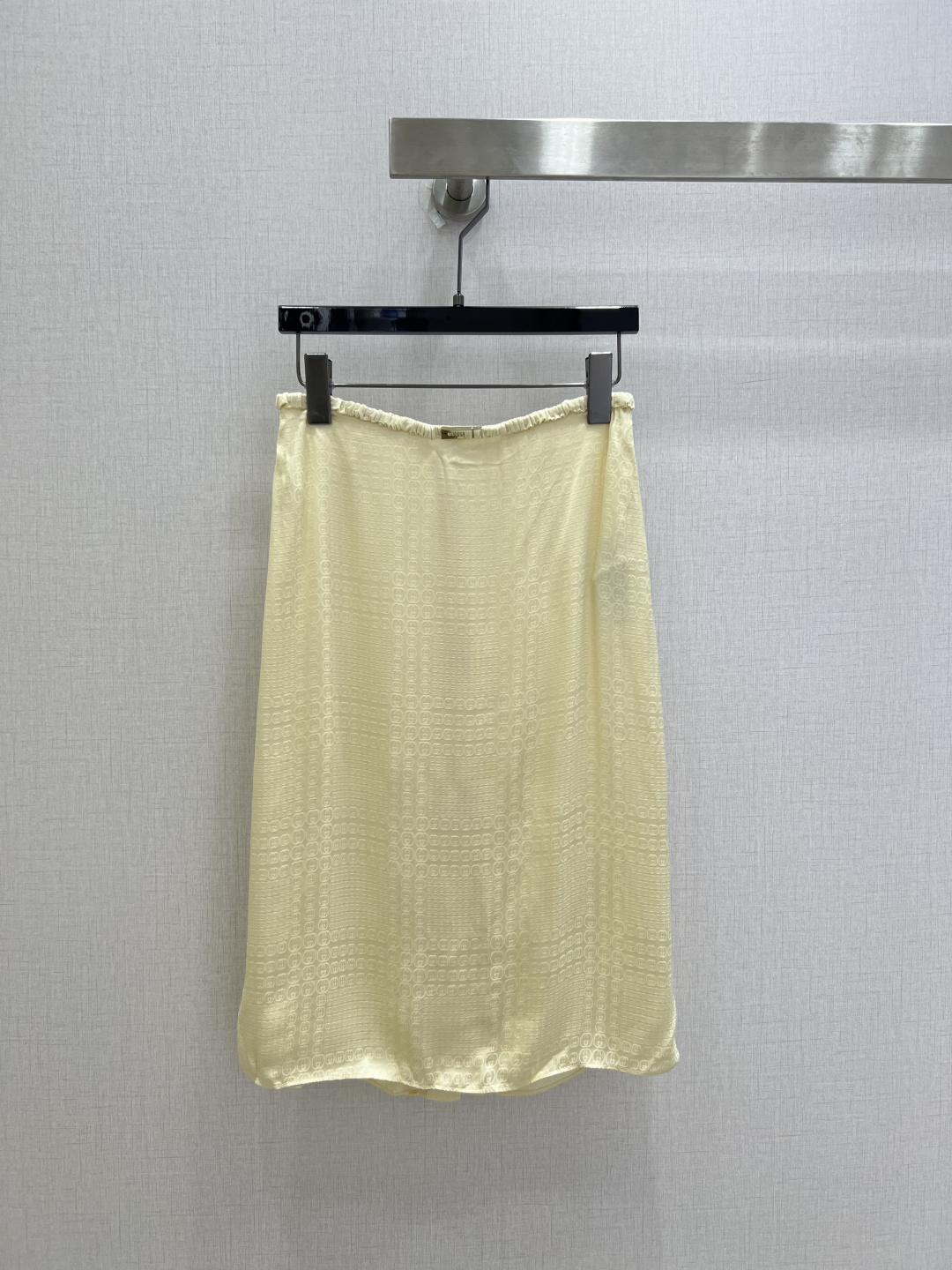 NO:901057,Highly recommended 26 spring and summer new style. Dark pattern double G skirt. The elastic waistband accommodates various waist sizes. The dark pattern satin is delicate and shiny. The side slits hide hidden secrets. The mid-length skirt length optimizes the leg lines. The gentle colors look great when paired with tops from the same series. You can’t go wrong with daily commuting. Two colors SML code. High quality,,skirts,19860909强烈推荐 26春夏新款 暗纹双G半裙 松紧腰头包容各种腰围,暗纹缎面细腻有光泽 侧边开叉暗藏小心机,中长裙长优化腿部线条 温柔色系搭配同系列上衣超好看 日常通勤不出错 两个色 SML码 高品质,,skirts,,Women's clothing