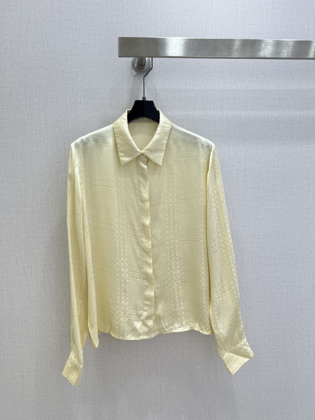 NO:901040,Highly recommended 26 spring and summer new style. Dark pattern double G long-sleeved shirt. Full dark pattern, low-key and elegant, satin breathable and smooth. Loose shoulders without picking up. Suitable for matching skirts and trousers of the same series. One garment can be worn multiple times, practical and full. Two colors. SML code. High quality, skirts, shirts,19860909强烈推荐 26春夏新款 暗纹双G长袖衬衫 满幅暗纹低调显贵,缎面透气垂顺 宽松落肩不挑肩型,搭配同系列半裙长裤都适配,一衣多穿实用性拉满 两个色 SML码 高品质,,skirts,shirts,,Women's clothing