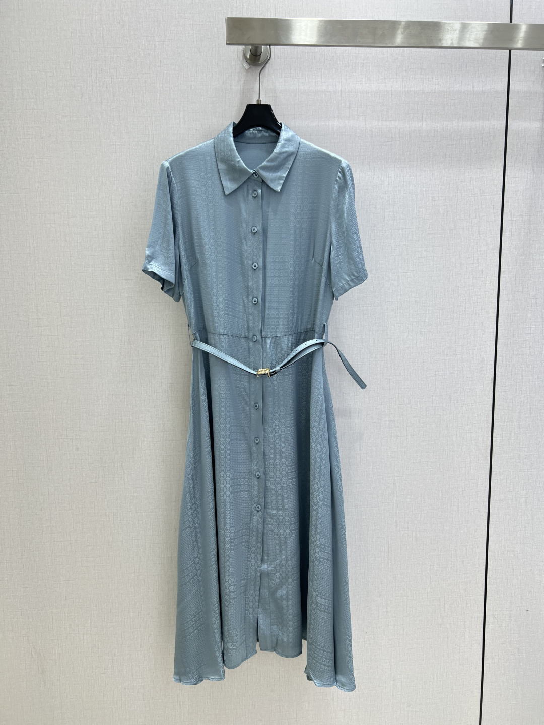NO:900987,Highly recommended 26 spring and summer new model. Dark pattern double G belt dress. Dark pattern jacquard satin with soft light texture. Single-breasted lapels and neat tailoring, with metal belt to outline the waistline. The large drape covers the flesh and makes you slim. It is easy to create a gentle atmosphere for commuting and dating. Two colors. SML code. High quality,,skirts,19860909强烈推荐 26春夏新款 暗纹双G腰带连衣裙 暗纹提花缎面自带柔光质感 翻领单排扣利落剪裁,配金属腰带勾勒腰线 垂坠大摆遮肉显瘦,通勤约会轻松拿捏温柔氛围 两个色 SML码 高品质,,skirts,,Women's clothing