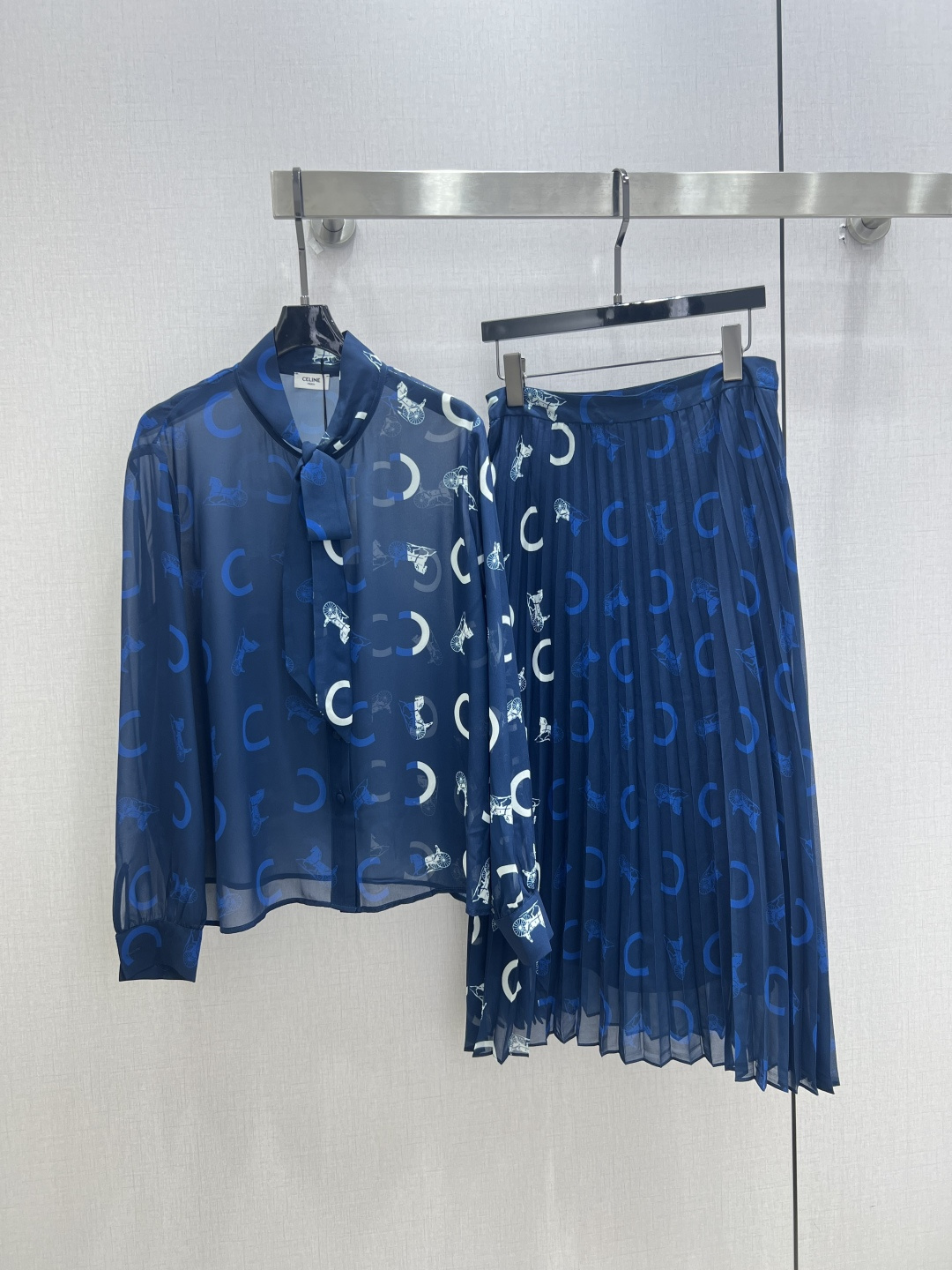 NO:905250,Highly recommended 26 spring and summer new lace-up pleated suit, high-end atmosphere, full of high-end sense of wear, innovative fabrics, light and soft, the actual product is very good!  The upper body is fashionable and versatile, so beautiful!  High quality workmanship, look at the details, one color SML code, high quality,,19860909强烈推荐 26春夏新款 系带百褶套装 高级大气 满满的穿搭高级感 创新面料 轻盈柔软 实物非常赞！上身洋气百搭,美美哒！高品质做工看细节 一个色 SML码 高品质,,,Women's clothing