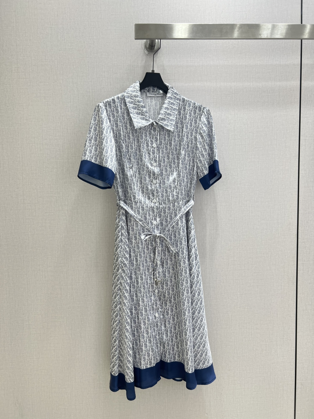 NO:905234,Highly recommended 26 spring and summer new style presbyopia contrasting belt dress, fashionable, low-key, luxurious and high-end!  The styles are versatile and not picky, the original customized technical fabrics, the quality of workmanship depends on the details. A must-have for Bai Fumei!  One color SML code high quality,,skirts,19860909强烈推荐 26春夏新款 老花撞色腰带连衣裙 时髦低调气质又奢华高级！版型百搭不挑人,原版定制科技面料 做工品质看细节.白富美必入！一个色 SML码 高品质,,skirts,,Women's clothing