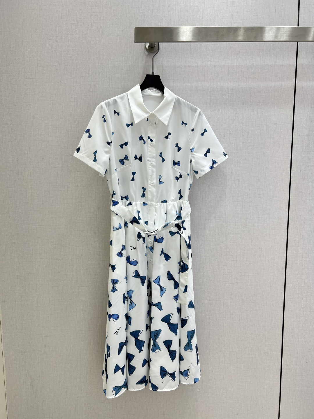 NO:930702,Highly recommended 26 spring and summer new style. Bow print belt dress. White bottom decorated with blue bow print. Lapel shirt dress with refreshing atmosphere. Matching square buckle belt to tighten waistline. Easy to maintain gentle temperament when commuting and traveling. One color SML code. High quality, skirts, shirts,19860909强烈推荐 26春夏新款 蝴蝶结印花腰带连衣裙 白底缀满蓝蝴蝶结印花 翻领衬衫裙自带清爽氛围感 配套方扣腰带收束腰线 通勤出游轻松拿捏温柔气质 一个色 SML码 高品质,,skirts,shirts,,Women's clothing