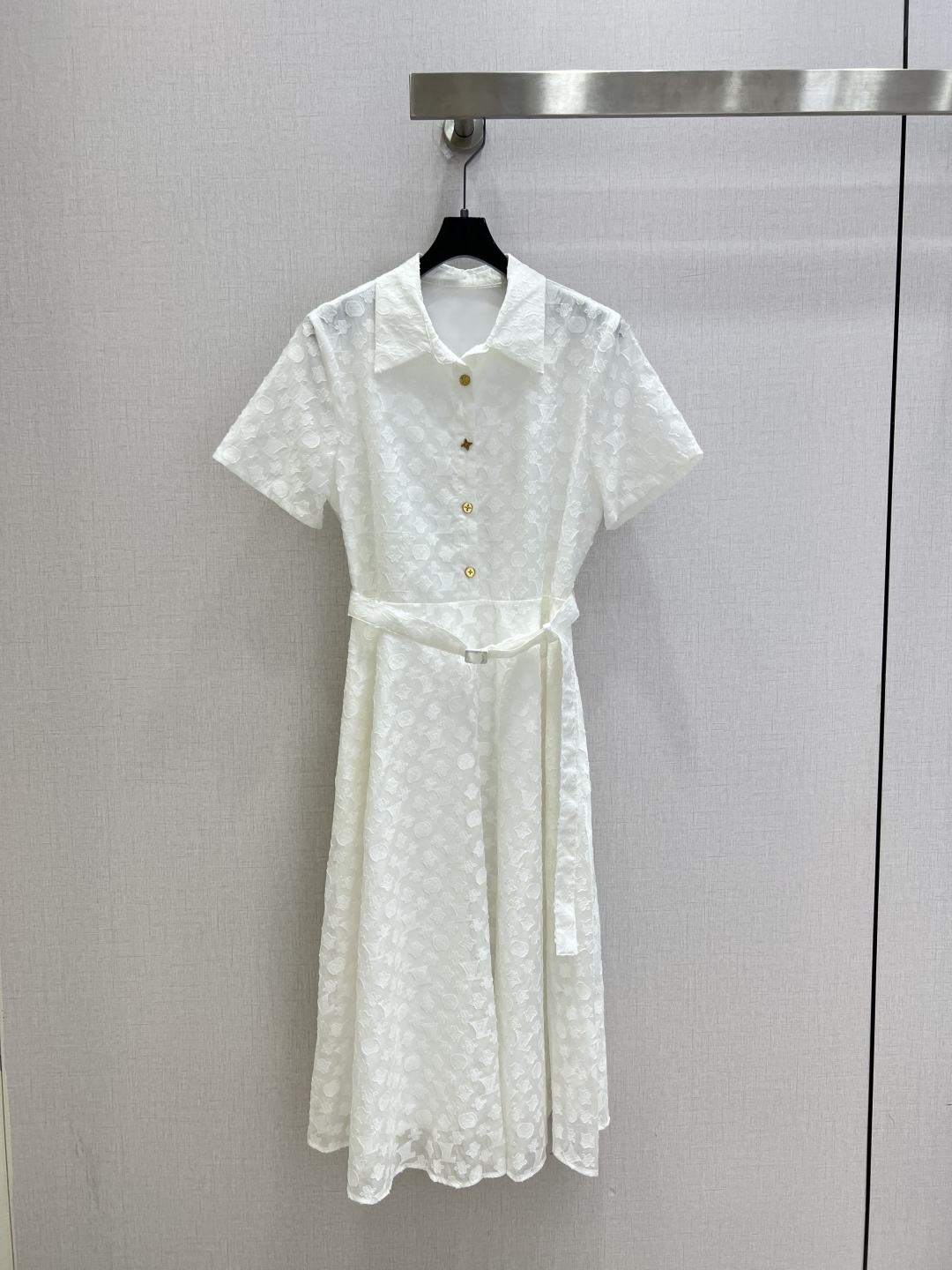 NO:930685,Highly recommended 26 spring and summer new style jacquard belt dress. The three-dimensional jacquard is all over and hazy and transparent. The lapels and buttons bring out the gentle temperament. The matching belt of the same material accurately tightens the waist. The large-swing umbrella skirt hides the flesh and shows elegance. One color SML code. High quality, skirts,19860909强烈推荐 26春夏新款 提花腰带连衣裙 满幅立体提花朦胧通透 翻领排扣衬出温婉气质 配套同料腰带精准收腰 大摆伞裙藏肉尽显优雅 一个色 SML码 高品质,,skirts,,Women's clothing