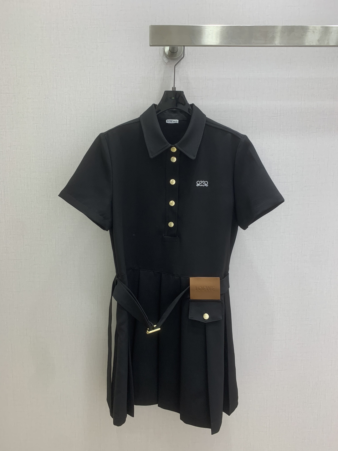 NO:905237,Highly recommended 26 spring and summer new style pleated dress with leather brand belt. Exquisite embroidered small label embellishes the placket. Metal buttons enhance the overall exquisite texture. The same brand belt can freely adjust the waist ratio. The short pleated version can easily reduce age and appear taller. Two colors SML code. High quality,,skirts,19860909强烈推荐 26春夏新款 皮牌腰带百褶连衣裙 精致刺绣小标点缀门襟 金属排扣提升整体精致质感 同牌腰带自由调节收腰比例 短款百褶版型轻松减龄显高 两个色 SML码 高品质,,skirts,,Women's clothing