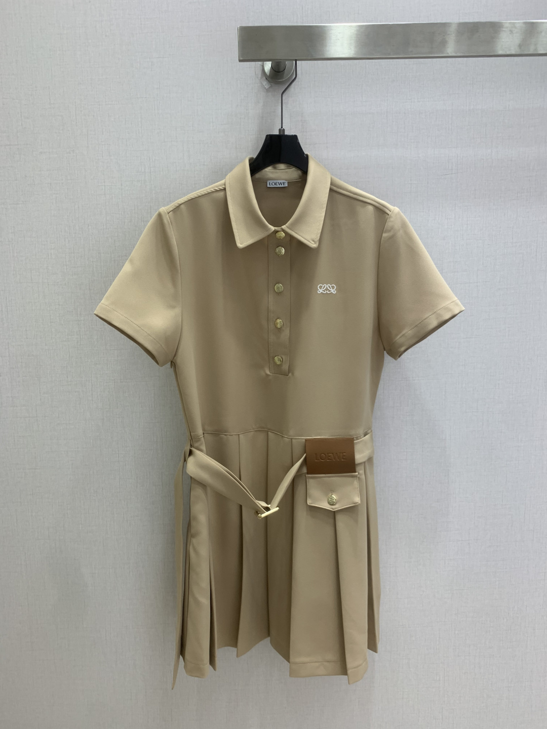 NO:905219,Highly recommended 26 spring and summer new style pleated dress with leather brand belt. Exquisite embroidered small label embellishes the placket. Metal buttons enhance the overall exquisite texture. The same brand belt can freely adjust the waist ratio. The short pleated version can easily reduce age and appear taller. Two colors SML code. High quality,,skirts,19860909强烈推荐 26春夏新款 皮牌腰带百褶连衣裙 精致刺绣小标点缀门襟 金属排扣提升整体精致质感 同牌腰带自由调节收腰比例 短款百褶版型轻松减龄显高 两个色 SML码 高品质,,skirts,,Women's clothing
