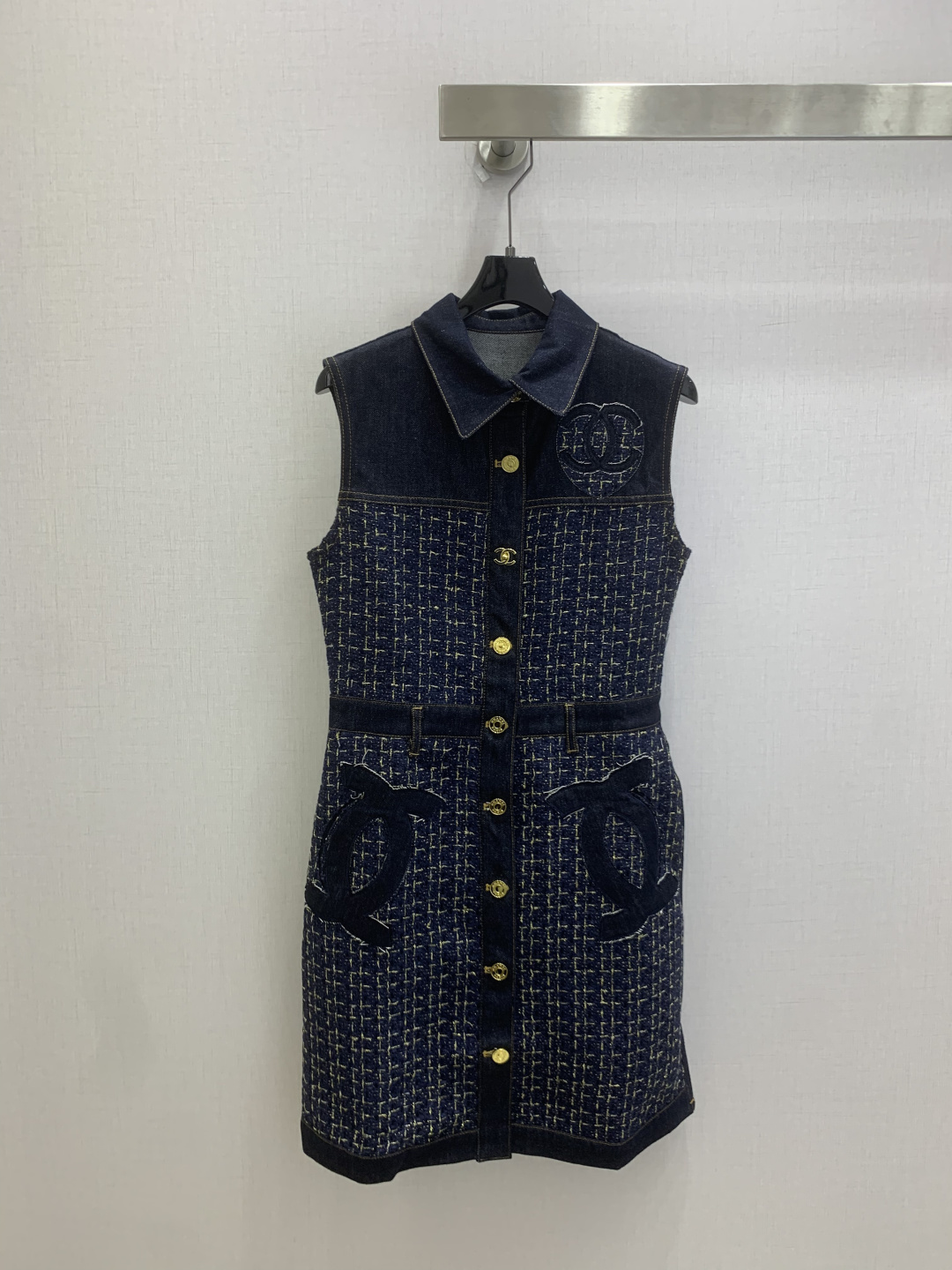 NO:950429,Highly recommended 26 spring and summer new style, sleeveless denim splicing dress, pockets with double C pattern embroidery decoration, fashionable and elegant, one color, SML code, high quality,,skirts,19860909强烈推荐 26春夏新款 无袖牛仔拼接连衣裙 口袋双C图案绣花装饰 时尚大方 一个色 SML码 高品质,,skirts,,Women's clothing