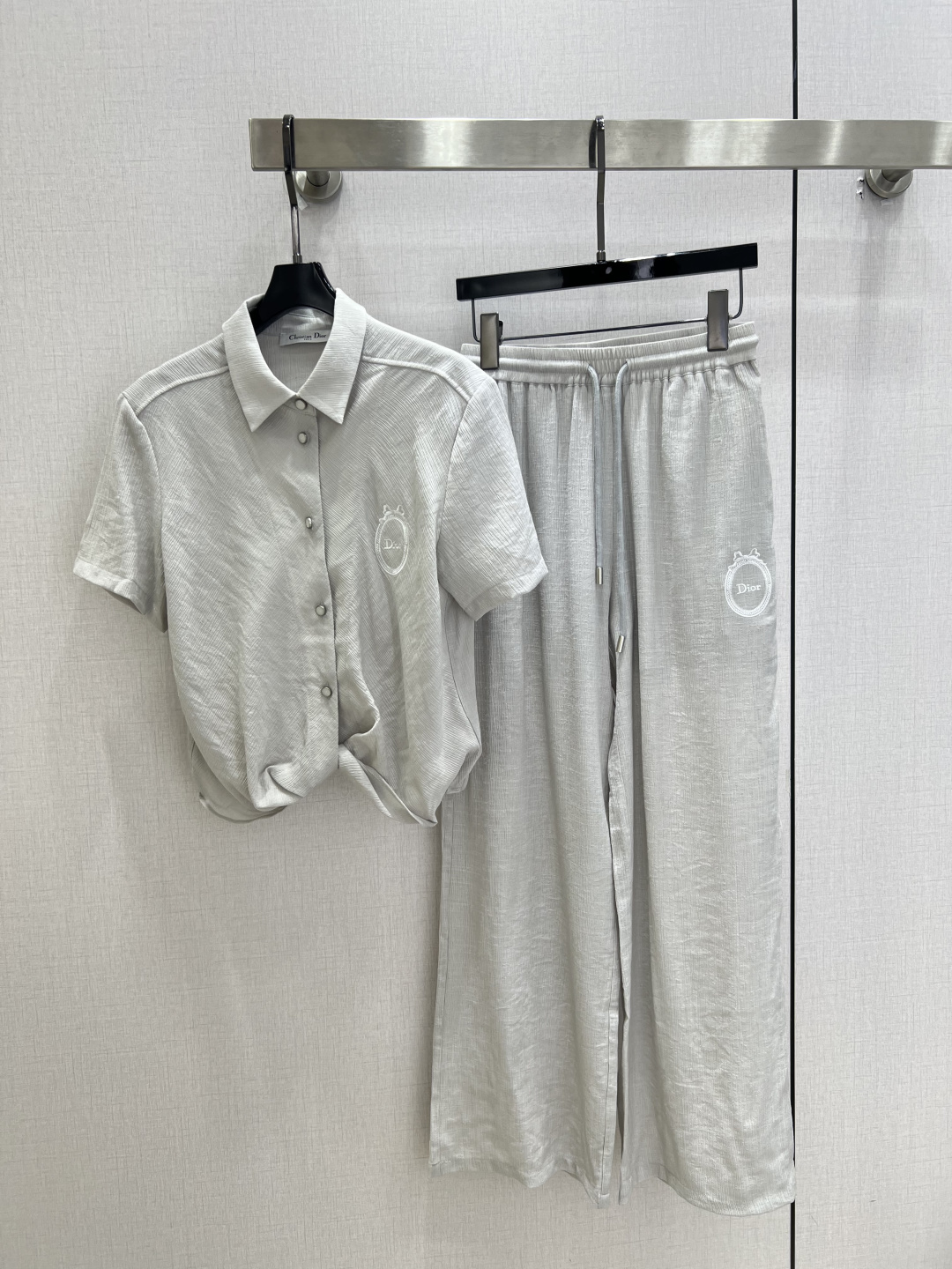 NO:900889,Highly recommended 26 spring and summer new embroidered trouser suit with special material and texture. Paying great attention to every small detail. Just the right sense of high-end. Three-dimensional tailoring makes the upper body of the garment more refined and western-style. The real thing is amazing!  One color SML code high quality,,19860909强烈推荐 26春夏新款 徽章刺绣长裤套装 特殊材质有肌理感 每个小细节都非常注重 恰到好处的高级感 立体剪裁 让成衣上身更为精致洋气 实物太赞啦！一个色 SML码 高品质,,,Women's clothing