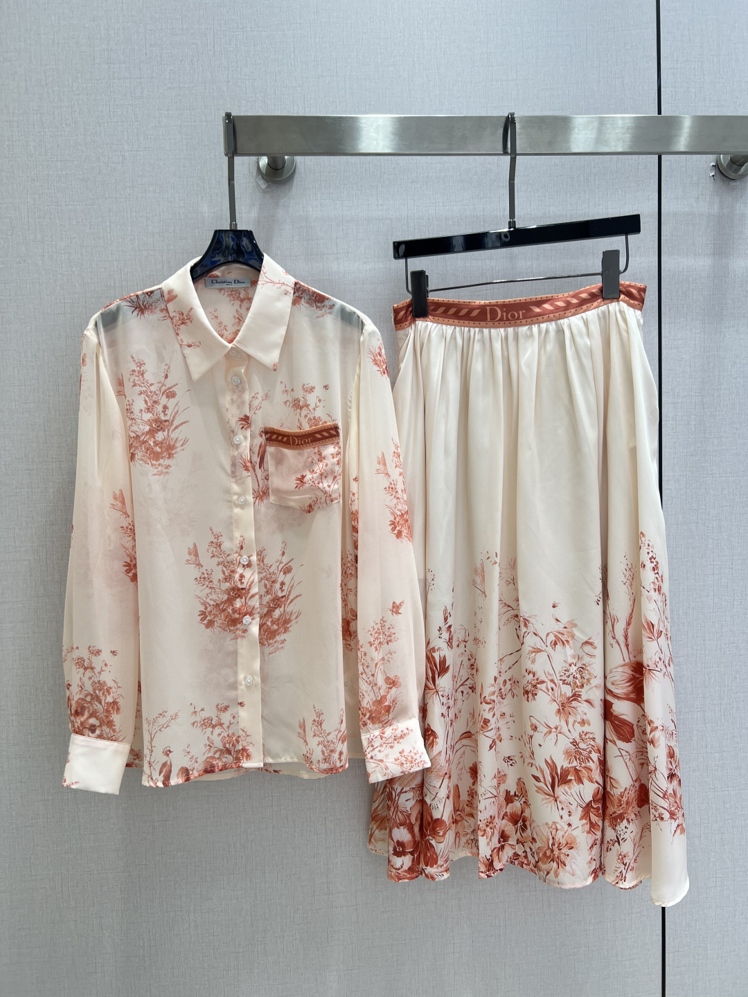 NO:905265,Highly recommended 26 spring and summer new floral webbing long skirt suit. Adorable style, full of small details, which is a plus. Exquisite workmanship, age-reducing fashion, good hold style, won the hearts of fairies, soft and textured, classic, one color, SML code, high quality,,skirts,19860909强烈推荐 26春夏新款 花卉织带长半裙套装 可A可乖的风格,满满小细节太加分了.做工精致 减龄时尚 好HOLD住造型 深得仙女心 柔软有质感 经典之作 一个色 SML码 高品质,,skirts,,Women's clothing