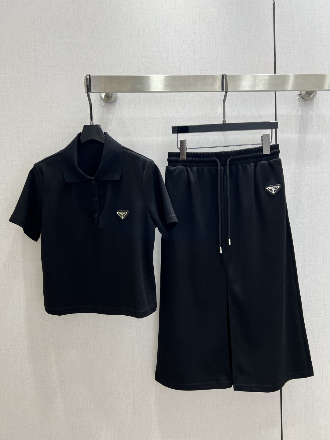 NO:923925,Highly recommended 26 spring and summer new style triangle logo casual suit. Slim-fitting short Polo short sleeves, optimized body proportions, small logo to enhance the sense of sophistication; high waist drawstring + front slit design, covering the crotch and lengthening the legs. The fabric is soft and smooth. You don’t have to worry about matching it when going out. It can be used for daily life, dating and light commuting. Two colors SML code, high quality, T-shirt,19860909强烈推荐 26春夏新款 三角标休闲套装 修身短款Polo短袖,优化身材比例,小标识提升精致感；高腰抽绳+前开叉设计,遮胯显腿长,面料软糯垂顺 一套出门不用费心搭配,日常、约会、轻通勤都能驾驭 两个色 SML码 高品质,,T-shirt,,Women's clothing