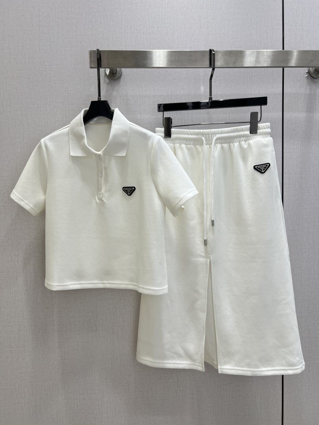 NO:923909,Highly recommended 26 spring and summer new style triangle logo casual suit. Slim-fitting short Polo short sleeves, optimized body proportions, small logo to enhance the sense of sophistication; high waist drawstring + front slit design, covering the crotch and lengthening the legs. The fabric is soft and smooth. You don’t have to worry about matching it when going out. It can be used for daily life, dating and light commuting. Two colors SML code, high quality, T-shirt,19860909强烈推荐 26春夏新款 三角标休闲套装 修身短款Polo短袖,优化身材比例,小标识提升精致感；高腰抽绳+前开叉设计,遮胯显腿长,面料软糯垂顺 一套出门不用费心搭配,日常、约会、轻通勤都能驾驭 两个色 SML码 高品质,,T-shirt,,Women's clothing