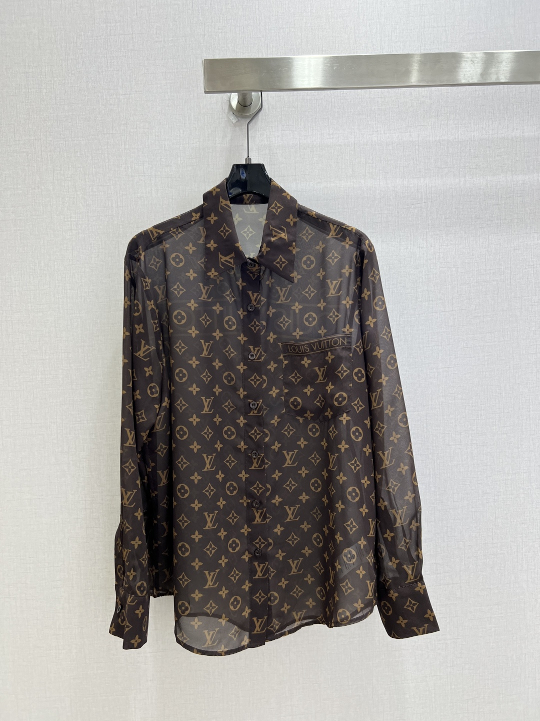NO:923939,Highly recommended 26 spring and summer new style. Presbyopic mesh long-sleeved shirt. Gentle retro-style sheer shirt is new. Low saturated brown tone to lining the skin without picking up the skin. Classic lapels with letter web pockets. Light and transparent fabric, rich layers when layered. One color SML code. High quality, shirts,19860909强烈推荐 26春夏新款 老花网纱长袖衬衫 温柔复古风透纱衬衫上新 低饱和棕调衬肤不挑皮 经典翻领搭配字母织带口袋 轻盈通透面料,叠穿内搭层次丰富 一个色 SML码 高品质,,shirts,,Women's clothing