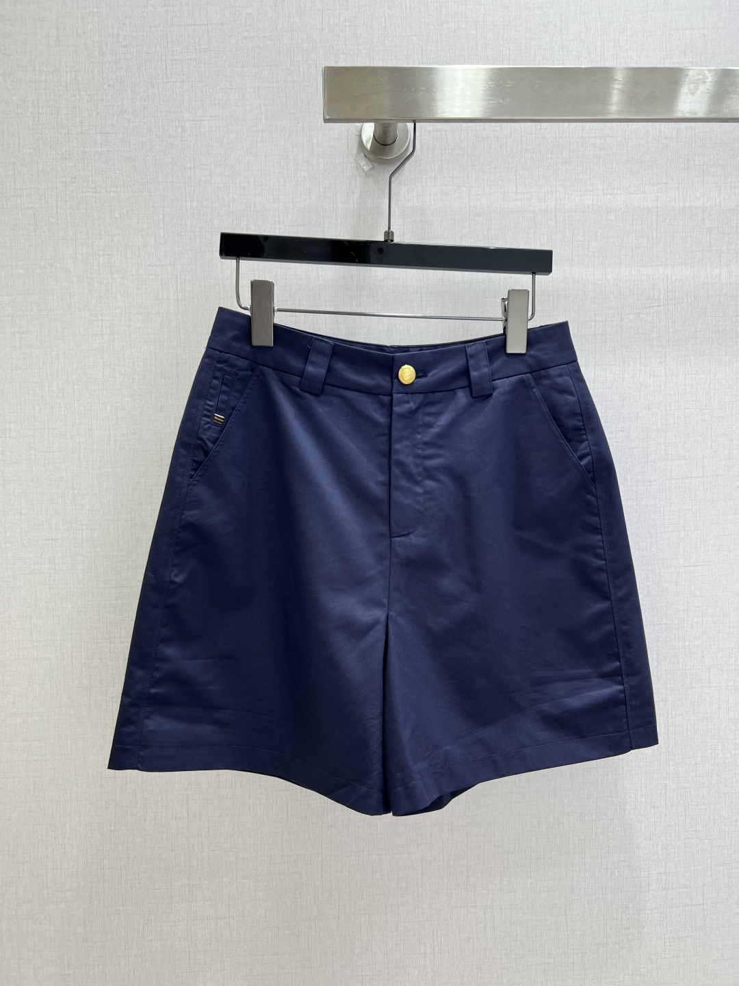 NO:930760,Highly recommended for spring and summer 26. Badge button suit trousers. High-waisted gold buttons to modify the waistline. Straight-leg trousers hide thigh fat. Smooth and breathable fabric. It is simple and elegant when paired with a T-shirt or shirt. Three colors. SML code. High quality, shirts, tees, t-shirt, business suit,19860909强烈推荐 26春夏新款 徽章纽扣西装中裤 高腰金扣修饰腰线,直筒裤型藏住大腿赘肉 垂顺透气面料,单搭T恤衬衫都简约显贵 三个色 SML码 高品质,,shirts,tees，t-shirt,business suit,,Women's clothing