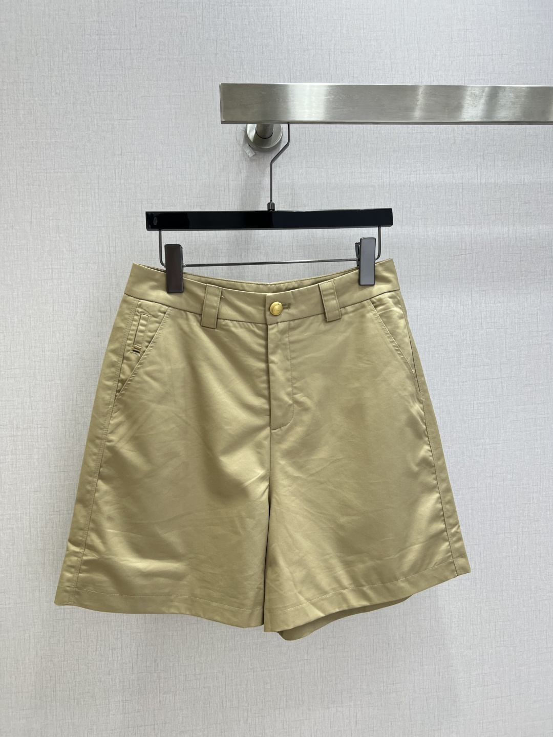 NO:930744,Highly recommended for spring and summer 26. Badge button suit trousers. High-waisted gold buttons to modify the waistline. Straight-leg trousers hide thigh fat. Smooth and breathable fabric. It is simple and elegant when paired with a T-shirt or shirt. Three colors. SML code. High quality, shirts, tees, t-shirt, business suit,19860909强烈推荐 26春夏新款 徽章纽扣西装中裤 高腰金扣修饰腰线,直筒裤型藏住大腿赘肉 垂顺透气面料,单搭T恤衬衫都简约显贵 三个色 SML码 高品质,,shirts,tees，t-shirt,business suit,,Women's clothing