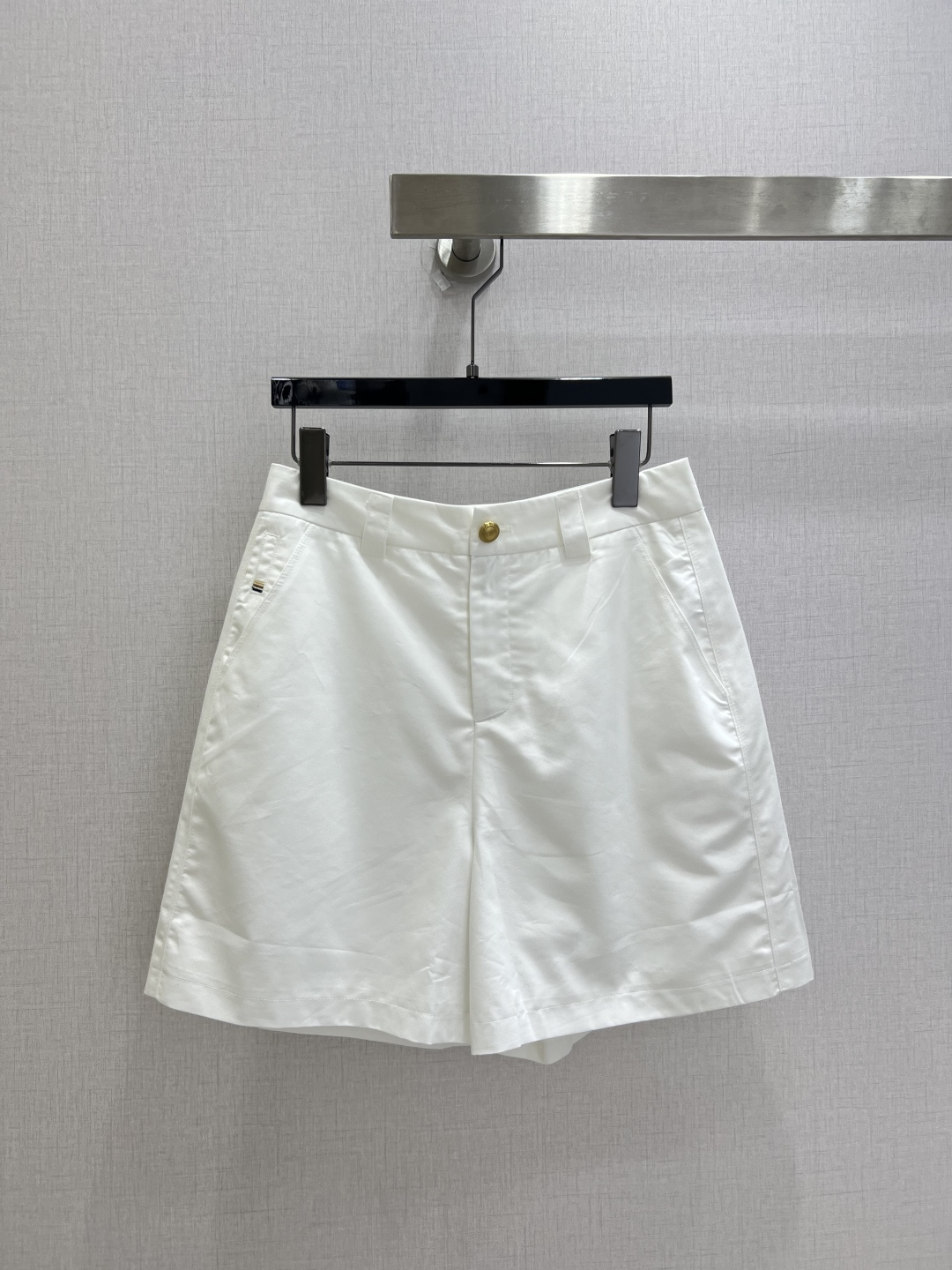 NO:930728,Highly recommended for spring and summer 26. Badge button suit trousers. High-waisted gold buttons to modify the waistline. Straight-leg trousers hide thigh fat. Smooth and breathable fabric. It is simple and elegant when paired with a T-shirt or shirt. Three colors. SML code. High quality, shirts, tees, t-shirt, business suit,19860909强烈推荐 26春夏新款 徽章纽扣西装中裤 高腰金扣修饰腰线,直筒裤型藏住大腿赘肉 垂顺透气面料,单搭T恤衬衫都简约显贵 三个色 SML码 高品质,,shirts,tees，t-shirt,business suit,,Women's clothing