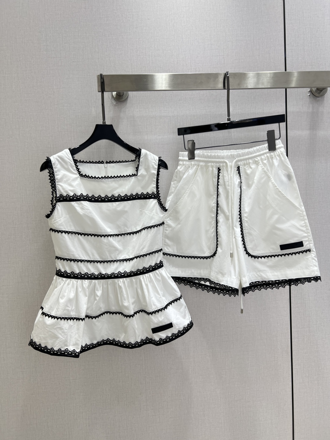 NO:950450,Highly recommended 26 spring and summer new style patchwork shorts suit, sleeveless top with shorts, black lace splicing design, fashionable and elegant, one color, SML code, high quality,,shorts,19860909强烈推荐 26春夏新款 拼花边短裤套装 无袖上衣搭配短裤 黑色花边拼接设计 时尚大方 一个色 SML码 高品质,,shorts,,Women's clothing