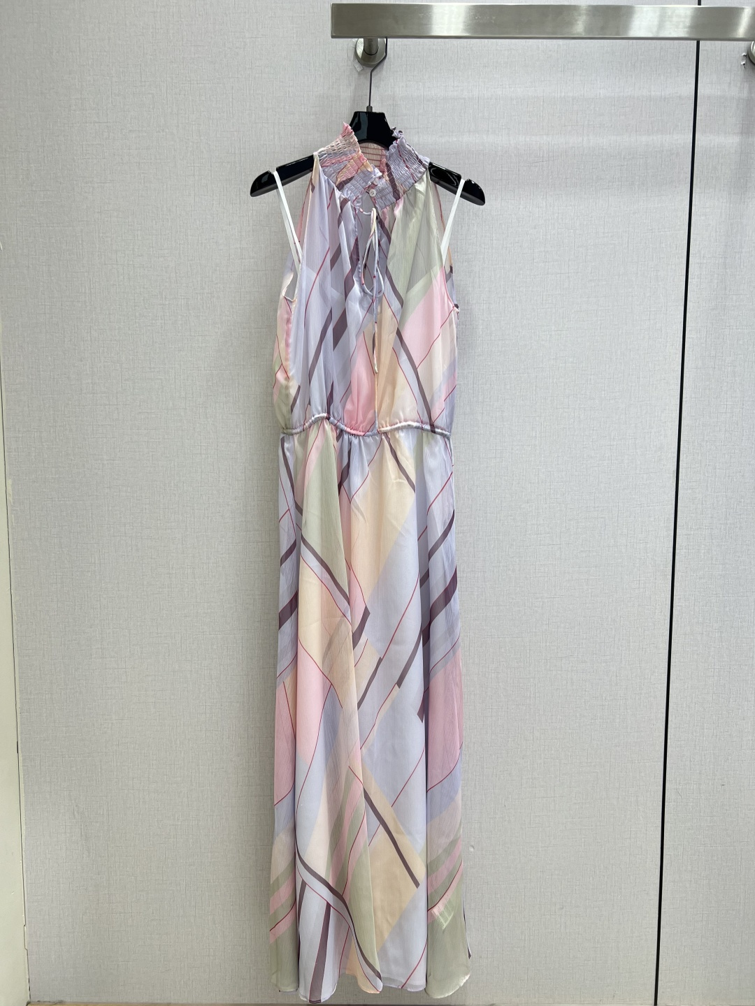 NO:902139,Highly recommended 26 spring and summer new style printed hollow sleeveless dress. Elegant and smart. Simple yet exuding luxury. The workmanship of the whole dress is very fine!  The version is simple and easy to see at a glance, beautiful and fantasy, low-key yet eye-catching, you must choose this one. One color, SML code, high quality,,skirts,19860909强烈推荐 26春夏新款 印花镂空无袖连衣裙 飘逸灵动 简约中流露出高奢 整件衣服做工更是非常精细！ 版型简单一目了然,美伦美幻 低调又要引人注目,必选这款 一个色 SML码 高品质,,skirts,,Women's clothing