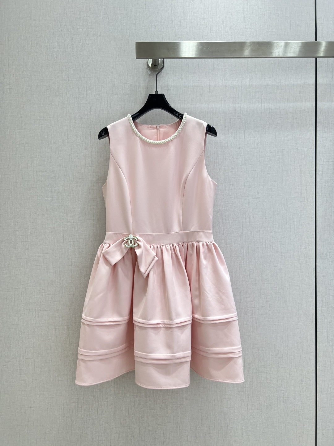 NO:925111,Highly recommended 26 spring and summer new beaded rose sleeveless dress. The whole piece is three-dimensional. It is all-around exquisite and can be worn by celebrities. The upper body is super covered and slimming. The proportion of the legs is super stretched. It is simple. It gives a refreshing and fashionable sense of high-end. It is elegant and fashionable in daily life. It is very versatile. The color is very beautiful. The fabric is high-end and textured. Two colors SML code. High quality,,skirts,19860909强烈推荐 26春夏新款 钉珠玫瑰无袖连衣裙 整件立体剪裁 全方位精致做明星穿搭 上身超级遮肉显瘦 超拉腿部比例 简简单单 穿出清爽时髦的高级感 日常优雅又时髦巨百搭 颜色很好看 面料高级又有质感 两个色 SML码 高品质,,skirts,,Women's clothing