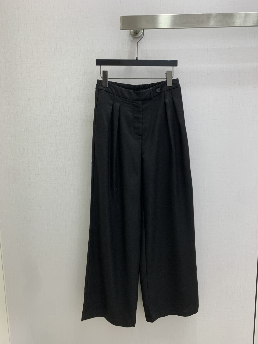 NO:902216,Highly recommended for spring and summer 26, straight-leg trousers with pleated buttons, customized logo buttons, classic triangle logo decoration on the back pocket, pleated design on the front to look slimmer, light and comfortable fabric, versatile fit, slimming, two colors, SML code, high quality,,19860909强烈推荐 26春夏新款 压褶纽扣直筒长裤 定制logo纽扣搭配 后口袋处经典三角标装饰 前片做压褶设计显瘦 面料轻薄舒适 版型百搭显瘦 两个色 SML码 高品质,,,Women's clothing