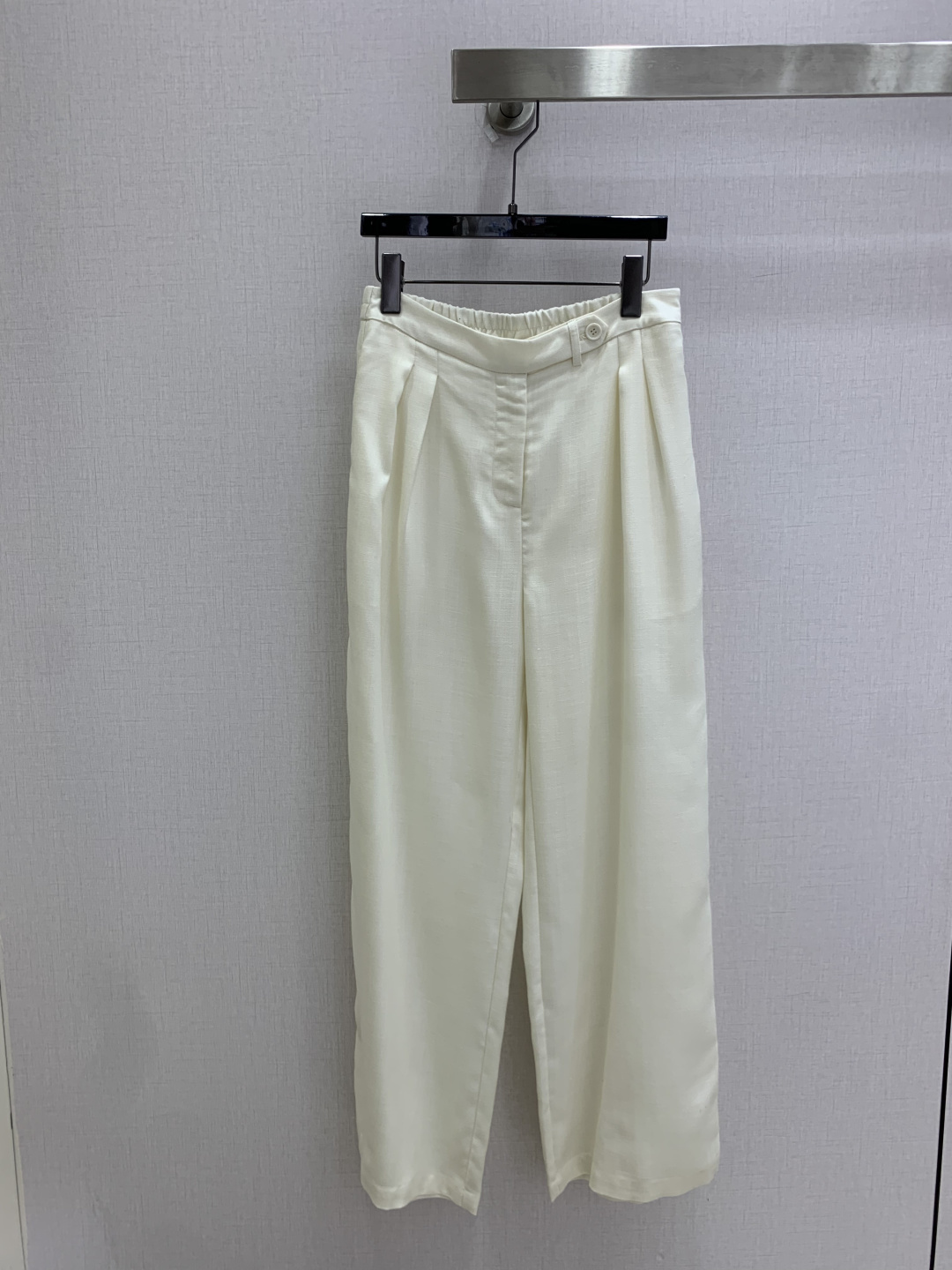 NO:902200,Highly recommended for spring and summer 26, straight-leg trousers with pleated buttons, customized logo buttons, classic triangle logo decoration on the back pocket, pleated design on the front to look slimmer, light and comfortable fabric, versatile fit, slimming, two colors, SML code, high quality,,19860909强烈推荐 26春夏新款 压褶纽扣直筒长裤 定制logo纽扣搭配 后口袋处经典三角标装饰 前片做压褶设计显瘦 面料轻薄舒适 版型百搭显瘦 两个色 SML码 高品质,,,Women's clothing