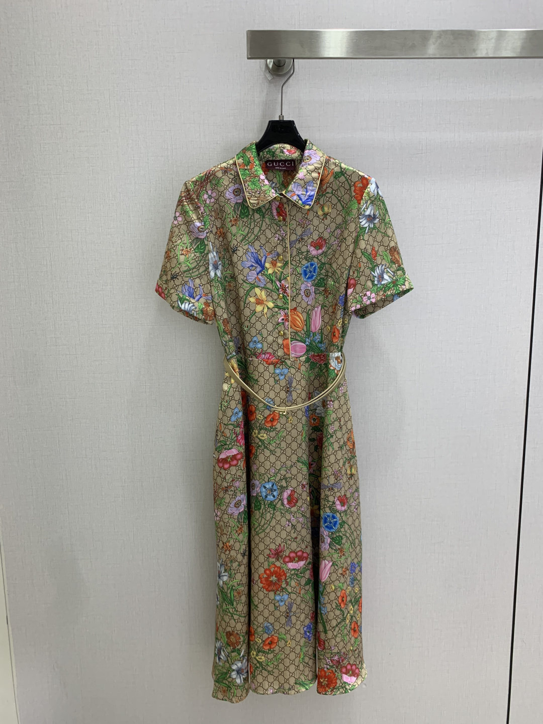 NO:905268,Highly recommended 26 spring and summer new style. Presbyopic all-print belt dress. Classic presbyopic background with flowers. Lapel + waist + draped A hem. Comes with French retro relaxation. When going out, people will ask about the degree of the link. Two colors. SML code. High quality, skirts.19860909强烈推荐 26春夏新款 老花满印腰带连衣裙 经典老花底色衬繁花 翻领+收腰+垂坠A摆 自带法式复古松弛感 出门被问链接的程度 两个色 SML码 高品质,,skirts,,Women's clothing