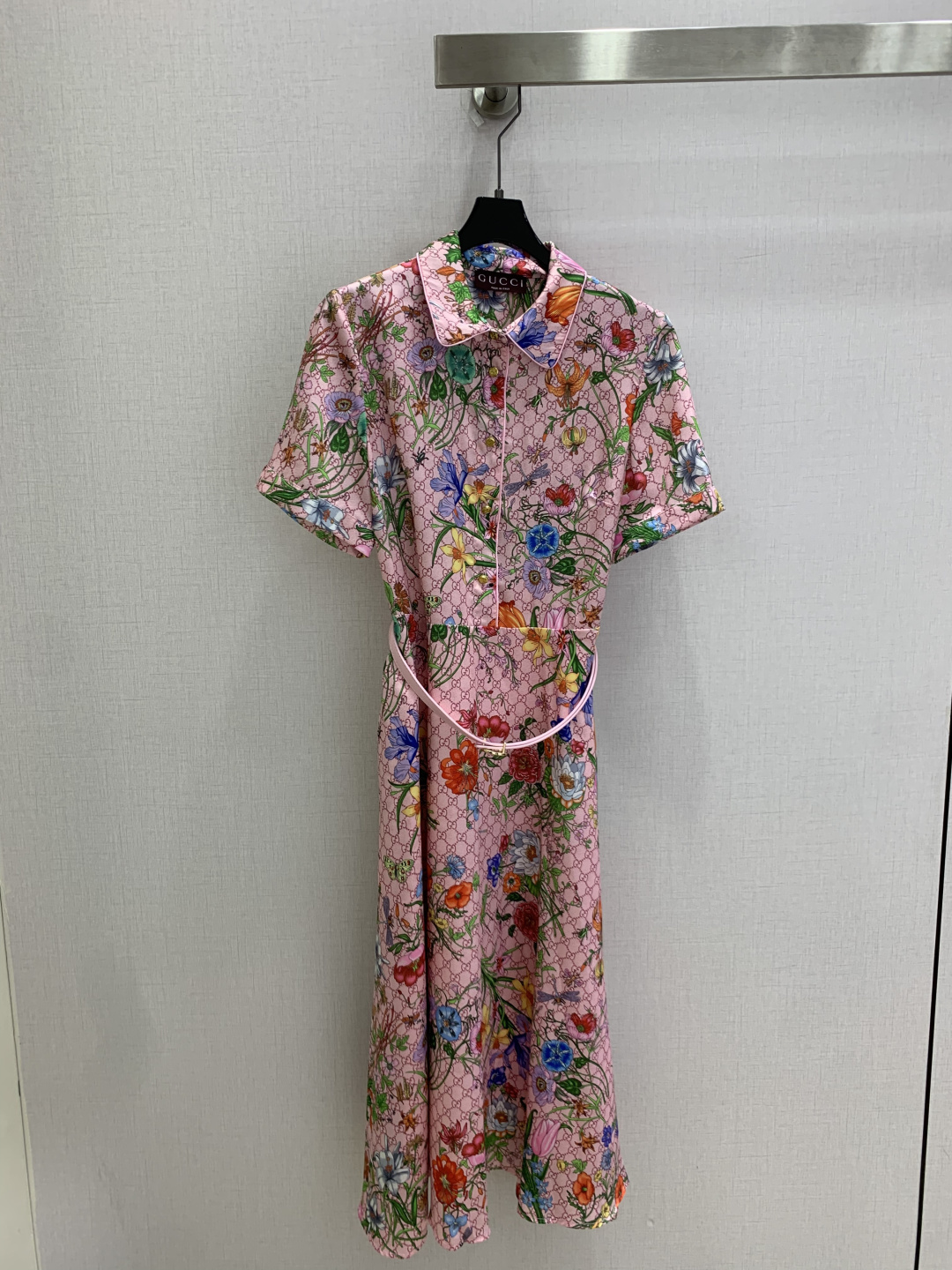 NO:905253,Highly recommended 26 spring and summer new style. Presbyopic all-print belt dress. Classic presbyopic background with flowers. Lapel + waist + draped A hem. Comes with French retro relaxation. When going out, people will ask about the degree of the link. Two colors. SML code. High quality, skirts.19860909强烈推荐 26春夏新款 老花满印腰带连衣裙 经典老花底色衬繁花 翻领+收腰+垂坠A摆 自带法式复古松弛感 出门被问链接的程度 两个色 SML码 高品质,,skirts,,Women's clothing