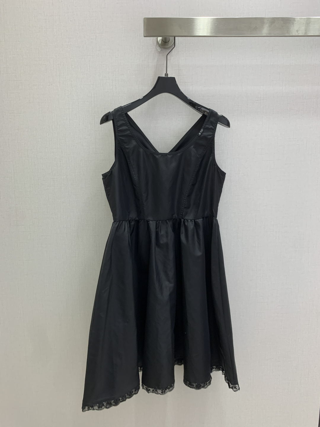NO:902118,Highly recommended 26 spring and summer new style, lace vest dress, small label decoration with letter logo on the collar, lace stitching on the skirt to add a sense of design, zipper design on the back, loose and casual fit, thin nylon fabric, light and comfortable, one color SML code, high quality,,skirts,19860909强烈推荐 26春夏新款 拼蕾丝背心连衣裙 领子处字母logo小标签装饰 裙摆处拼接蕾丝花边增加设计感 后背处做拉链设计 版型宽松休闲 薄款尼龙面料轻薄舒适 一个色 SML码 高品质,,skirts,,Women's clothing