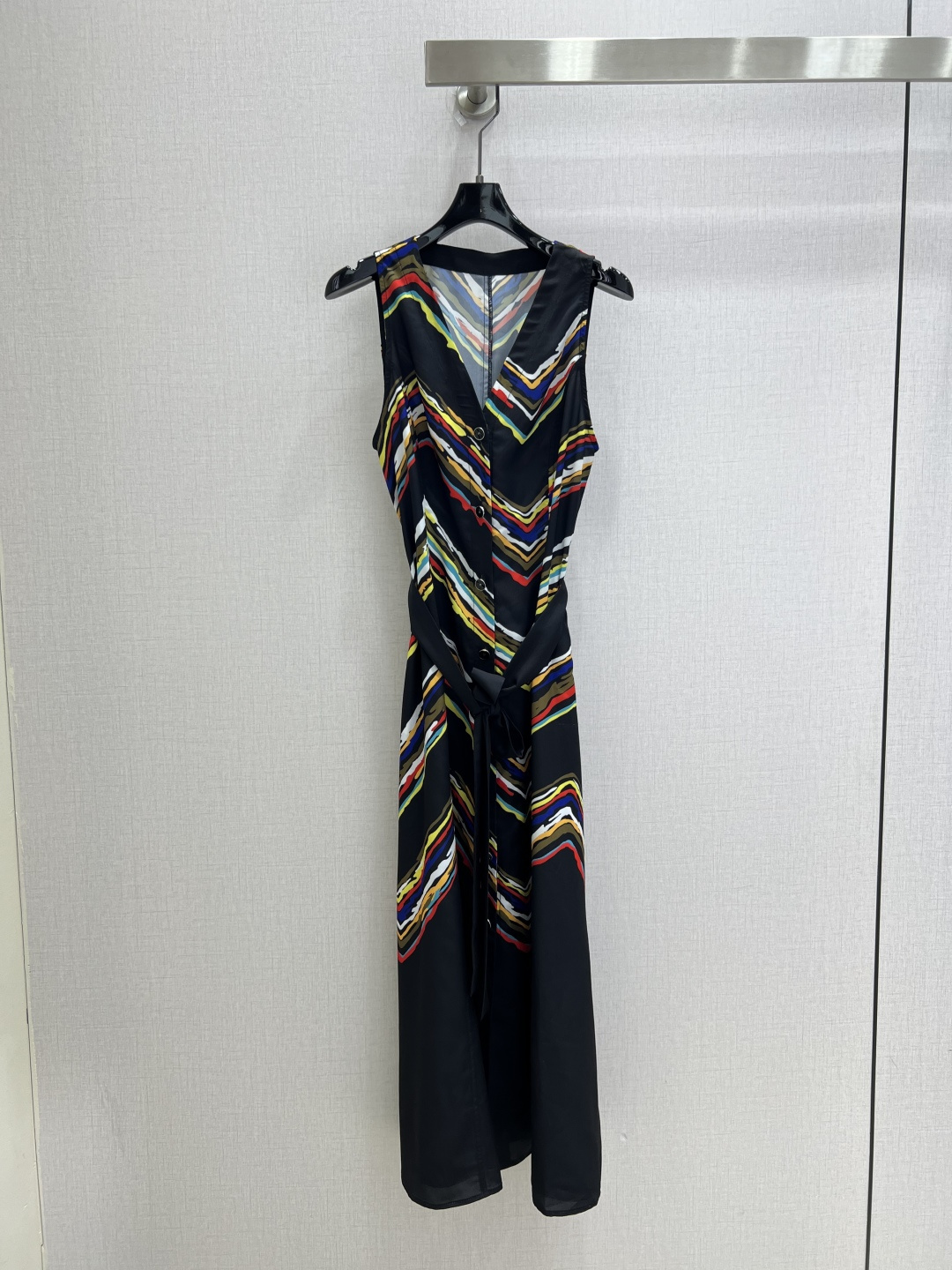 NO:957794,Highly recommended 26 spring and summer new style. Printed strapless sleeveless dress. French socialite style dress. The black background makes the colorful stripes lively and eye-catching. It breaks the dull feeling. V-neck + waist + big skirt. It is super friendly to the figure. It hides the flesh and makes you look slim. Yellow skin can also be easily controlled. The drape of the fabric is great. The belt at the waist covers the flesh and looks slim. It highlights the waist. The slit design at the hem.  One color SML code high quality,,skirts,19860909强烈推荐 26春夏新款 印花绑带无袖连衣裙 法式名媛小香风连衣裙 黑底衬得彩色条纹鲜活又亮眼 打破沉闷感 V领+收腰+大裙摆 对身材超友好 藏肉又显瘦 黄皮也能轻松驾驭 面料垂坠感超棒 腰间绑带遮肉显瘦 凹显腰身 下摆开叉设计 上身自带飘逸感 又美又飒 回头率直接拉满 一个色 SML码 高品质,,skirts,,Women's clothing