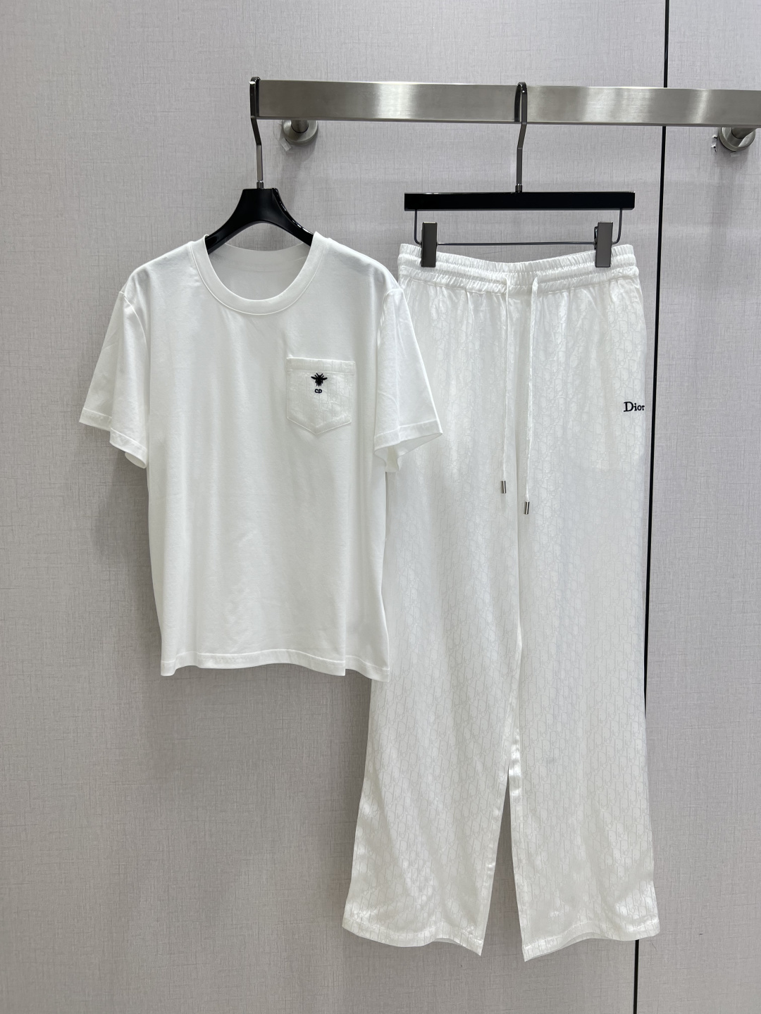 NO:900859,Highly recommended 26 spring and summer new style jacquard dark pattern pocket short-sleeved trousers suit. Pocket embroidery dark pattern details are low-key and exquisite. Dark pattern jacquard fabric hides caution. Elastic waist design accommodates various body shapes. Wide-leg pants style hides flesh and shows leg length. Two colors SML code. High quality, T-shirt,19860909强烈推荐 26春夏新款 提花暗纹口袋短袖长裤套装 口袋刺绣暗纹细节低调精致 暗纹提花面料暗藏小心机 松紧腰设计包容各种身形 阔腿裤型藏肉又显腿长 两个色 SML码 高品质,,T-shirt,,Women's clothing