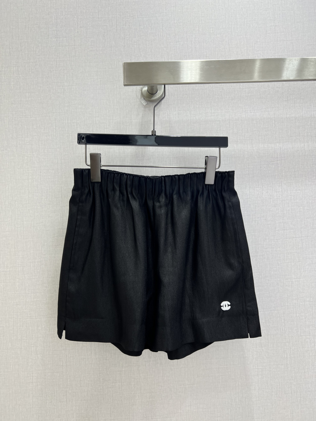 NO:900852,Highly recommended 26 spring and summer new style double C embroidered slit shorts. The textured fabric has high-end luster. The loose A-line version hides the flesh and shows straight legs. The side slit design makes walking more agile. The brand logo details are full and unobtrusive. Two colors SML code. High quality,,shorts,19860909强烈推荐 26春夏新款 双C绣品开衩短裤 肌理感面料自带高级光泽 宽松A字版型藏肉又显腿直 侧边开叉设计行走更灵动 品牌小标细节拉满不张扬 两个色 SML码 高品质,,shorts,,Women's clothing