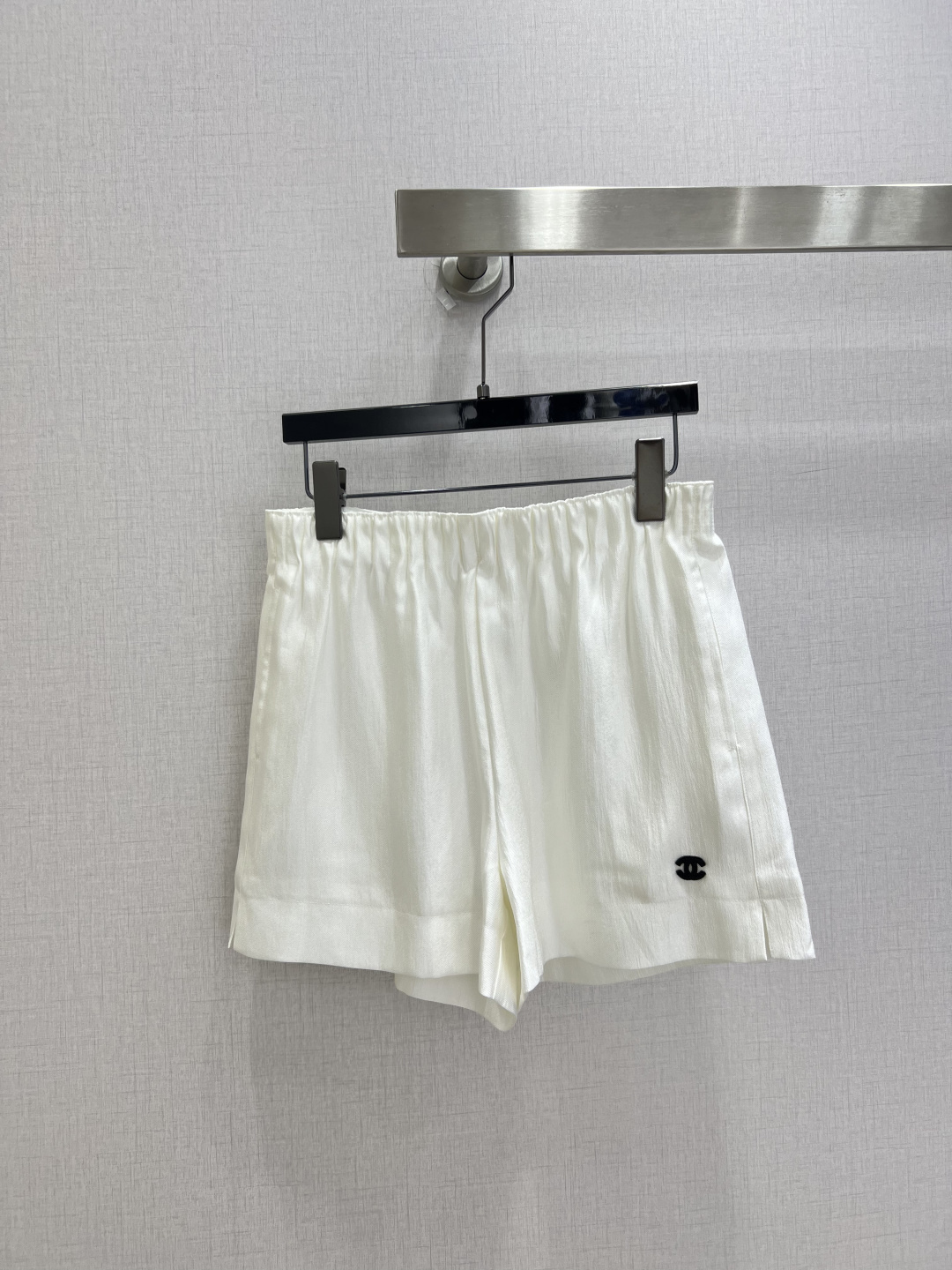 NO:900844,Highly recommended 26 spring and summer new style double C embroidered slit shorts. The textured fabric has high-end luster. The loose A-line version hides the flesh and shows straight legs. The side slit design makes walking more agile. The brand logo details are full and unobtrusive. Two colors SML code. High quality,,shorts,19860909强烈推荐 26春夏新款 双C绣品开衩短裤 肌理感面料自带高级光泽 宽松A字版型藏肉又显腿直 侧边开叉设计行走更灵动 品牌小标细节拉满不张扬 两个色 SML码 高品质,,shorts,,Women's clothing